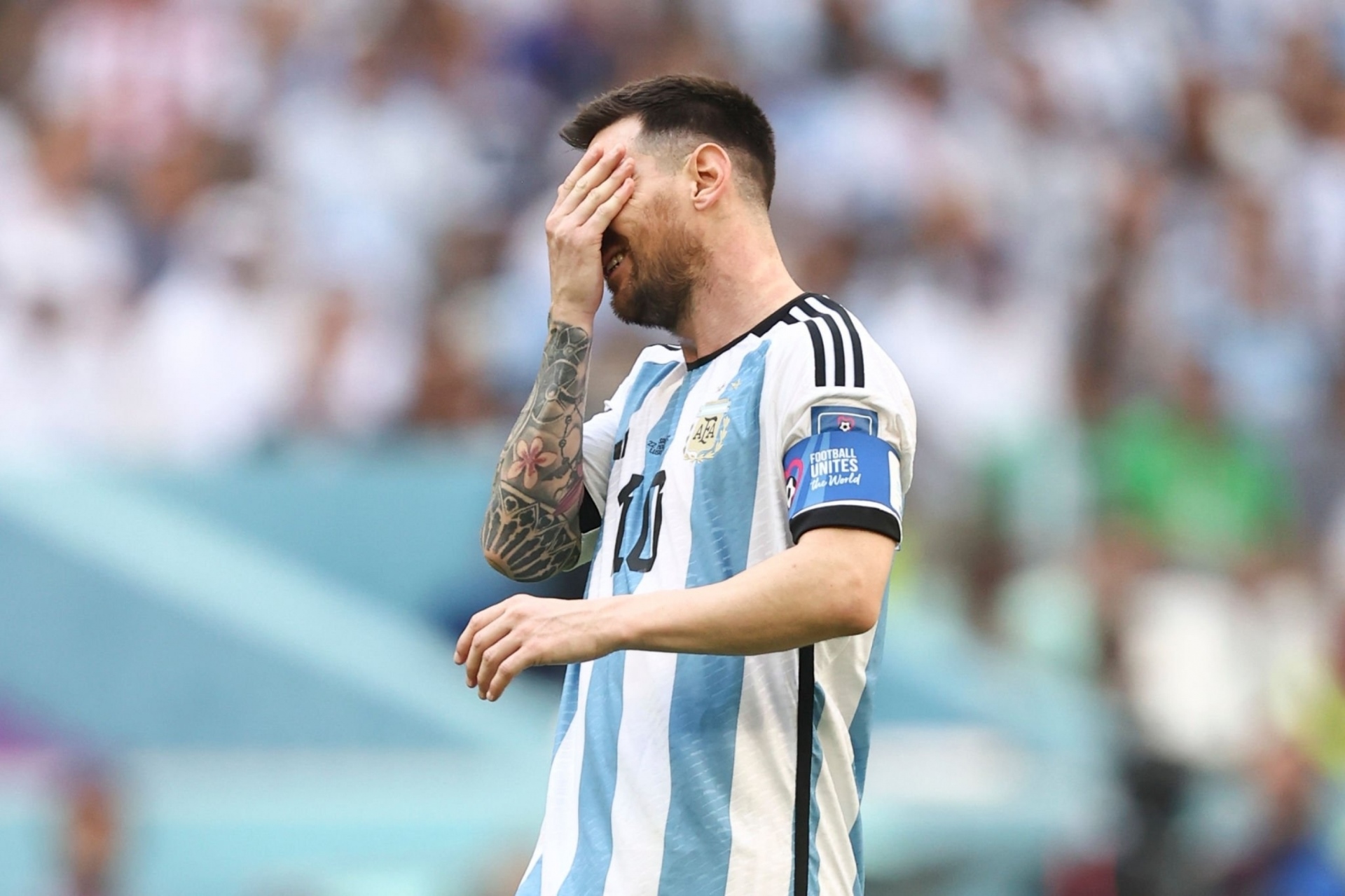 Messi cúi đầu, ôm mặt thất vọng trong nỗi đau thua trận - 10