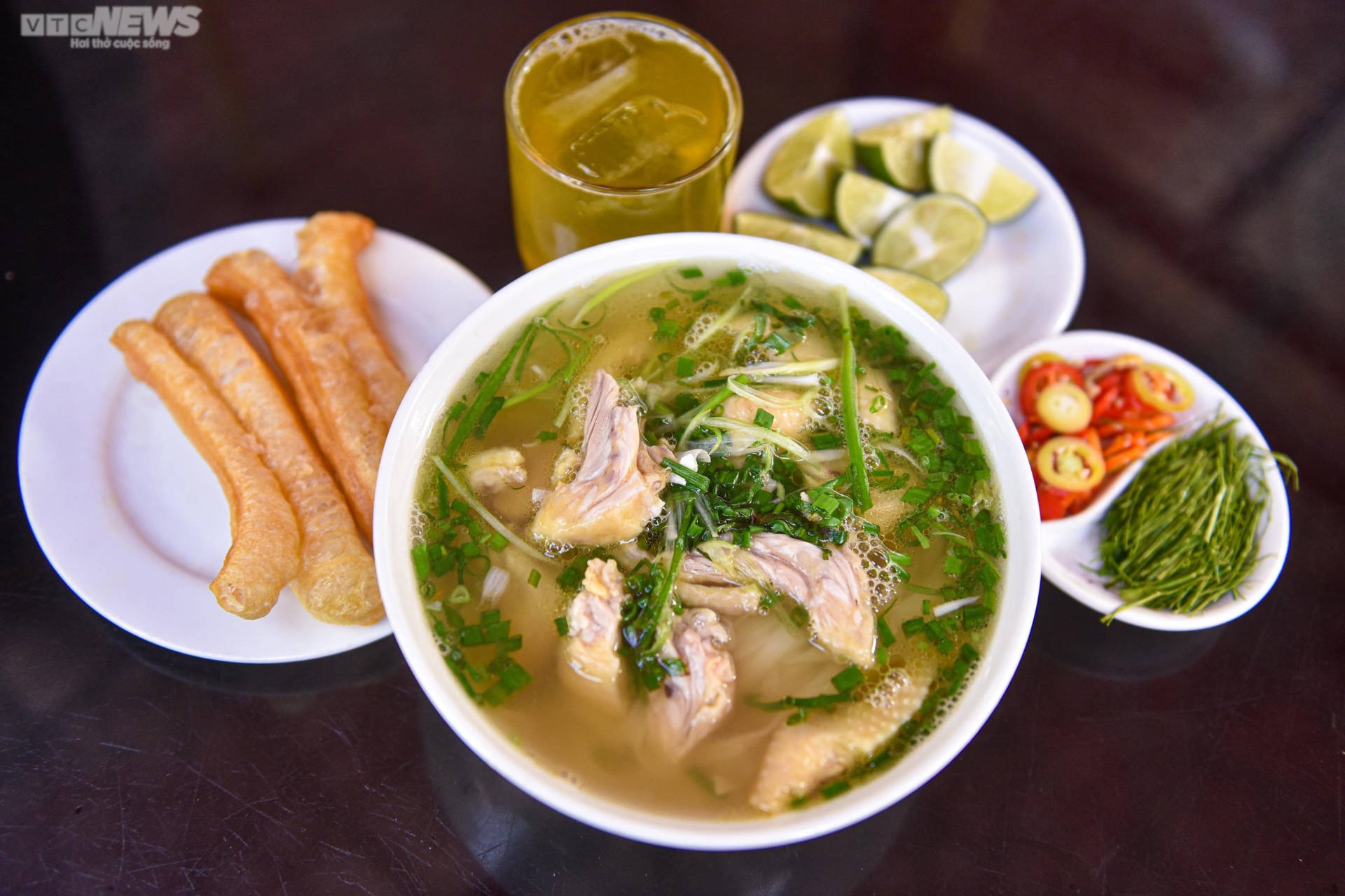 Quán phở đặc biệt trên xe khách 29 chỗ ở Hà Nội - 14