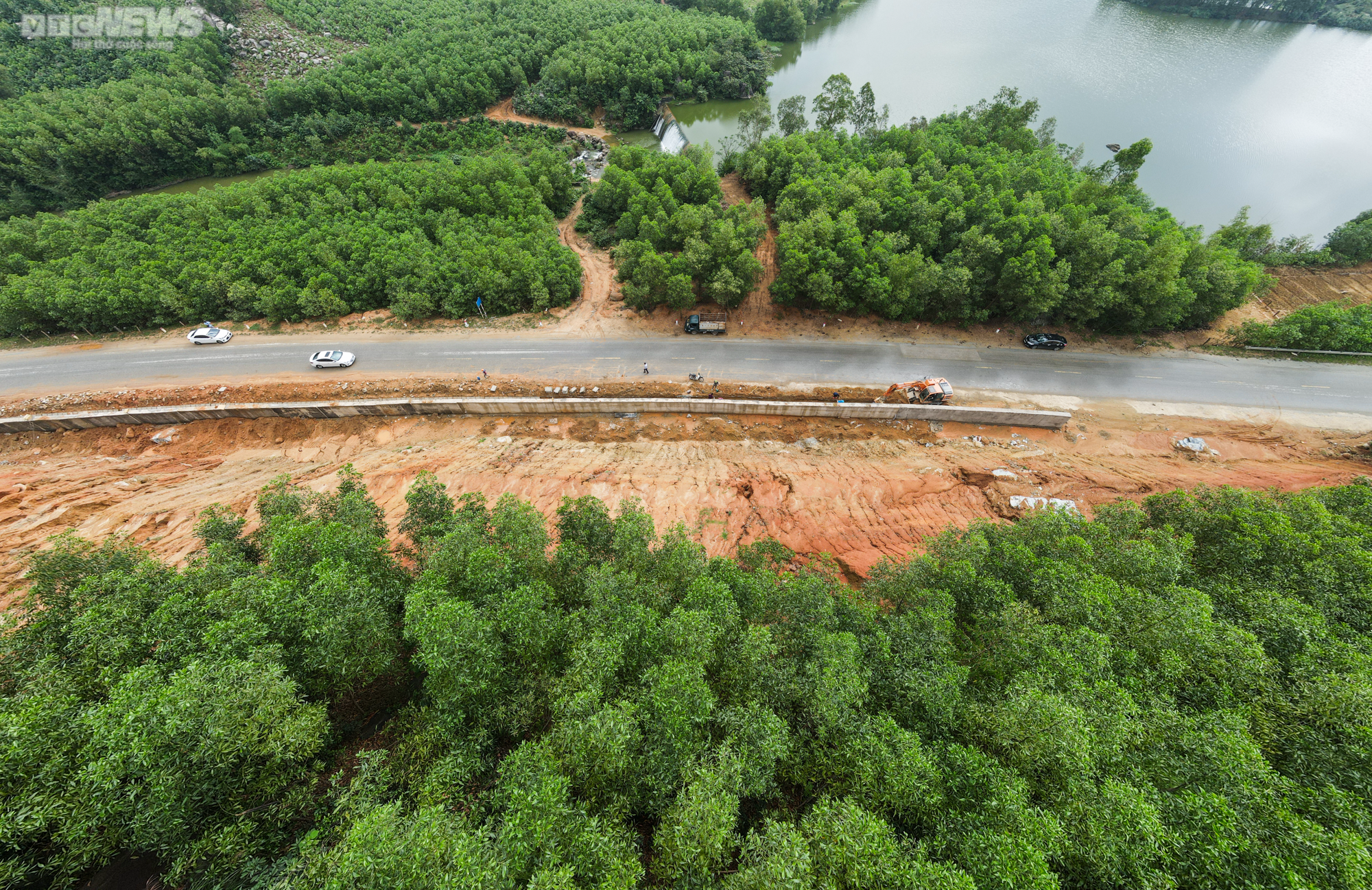 Những khối đá khổng lồ ‘chờ’ rơi trên tuyến đường 1.500 tỷ đồng - 2