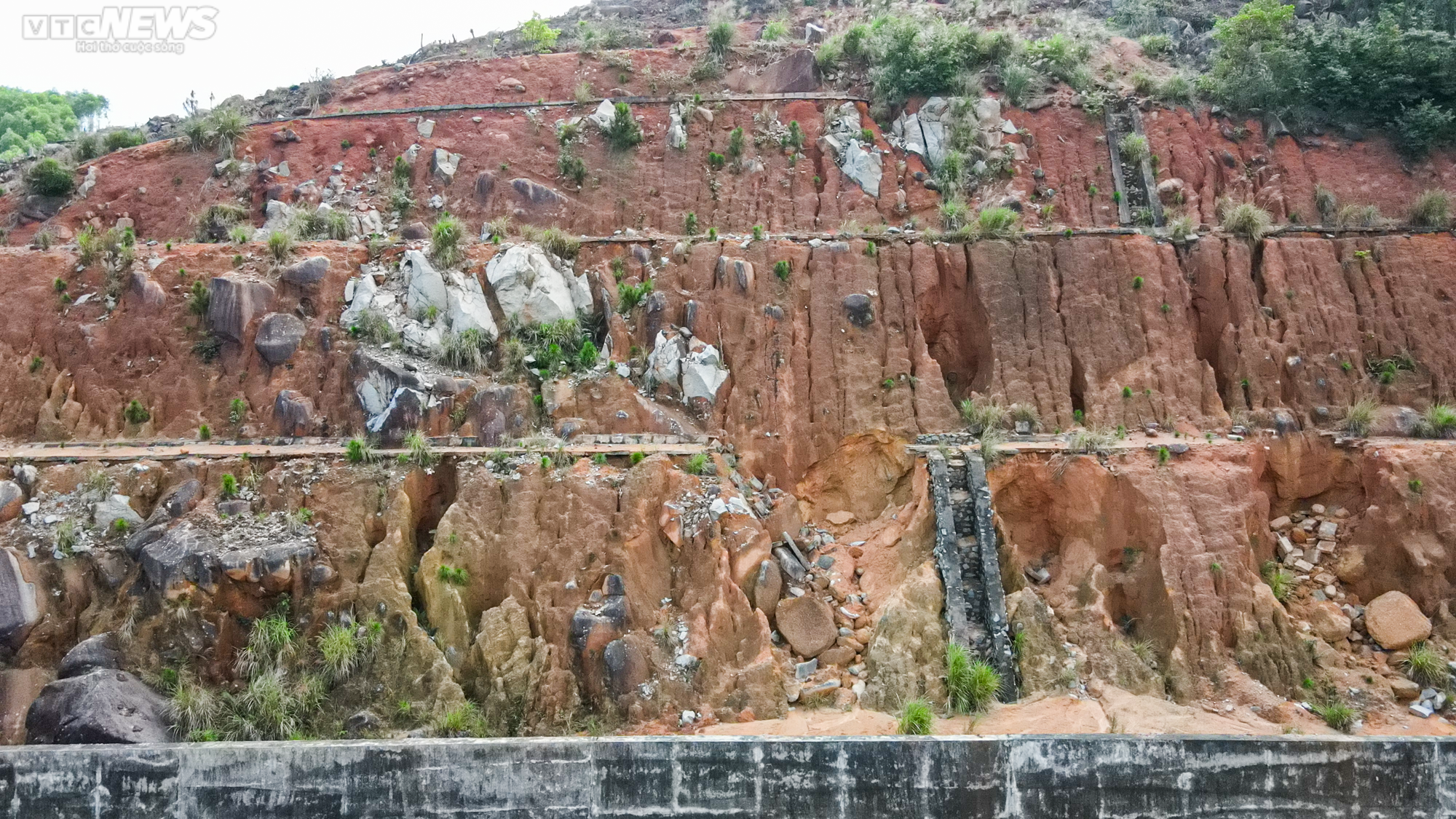 Những khối đá khổng lồ ‘chờ’ rơi trên tuyến đường 1.500 tỷ đồng - 8