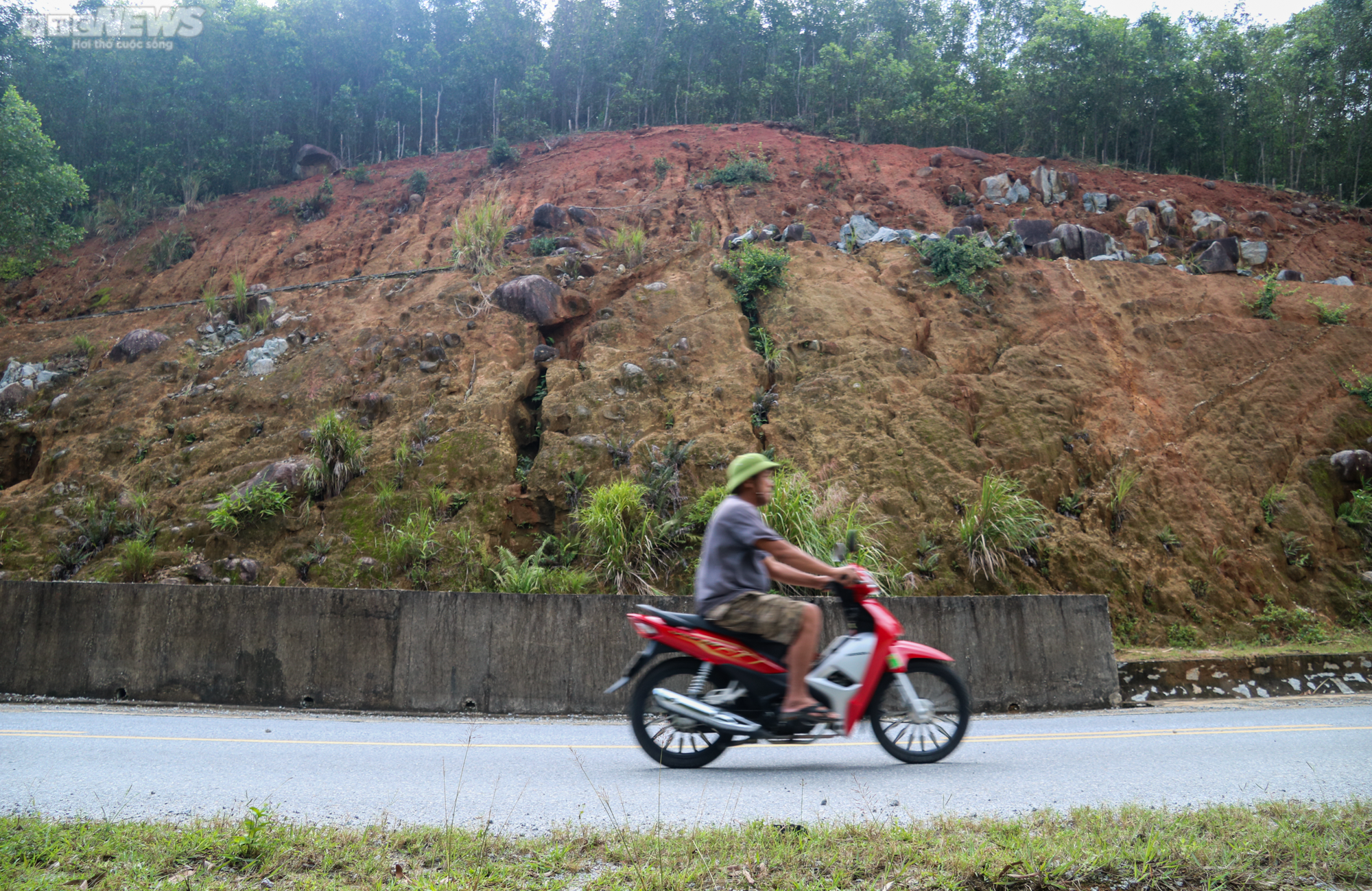 Những khối đá khổng lồ ‘chờ’ rơi trên tuyến đường 1.500 tỷ đồng - 3