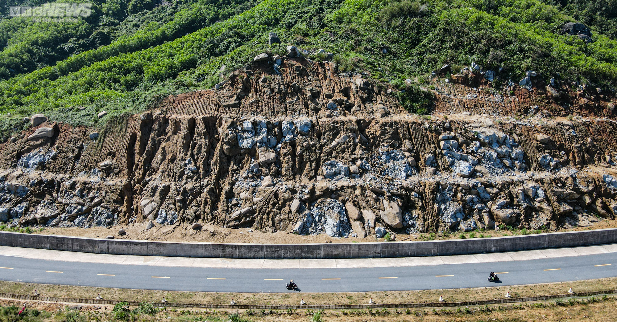 Những khối đá khổng lồ ‘chờ’ rơi trên tuyến đường 1.500 tỷ đồng - 6