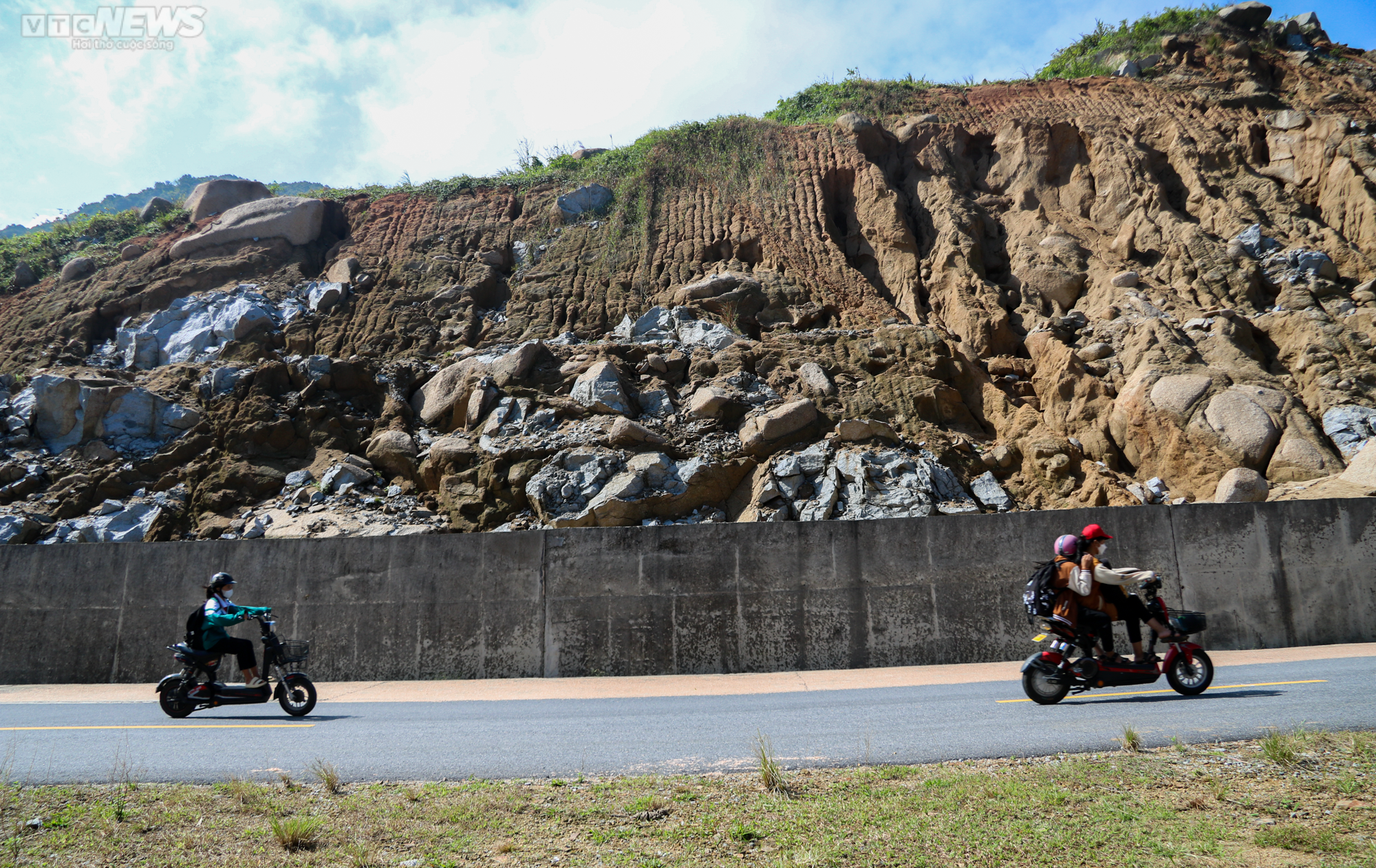 Những khối đá khổng lồ ‘chờ’ rơi trên tuyến đường 1.500 tỷ đồng - 7