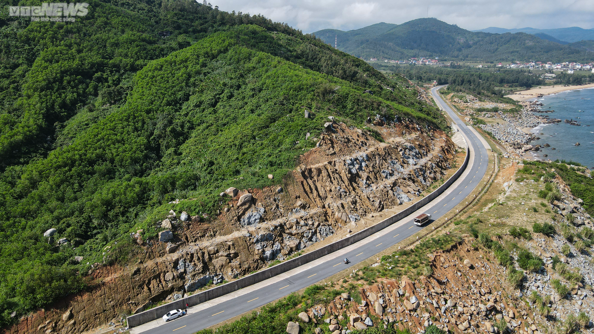 Những khối đá khổng lồ ‘chờ’ rơi trên tuyến đường 1.500 tỷ đồng - 1