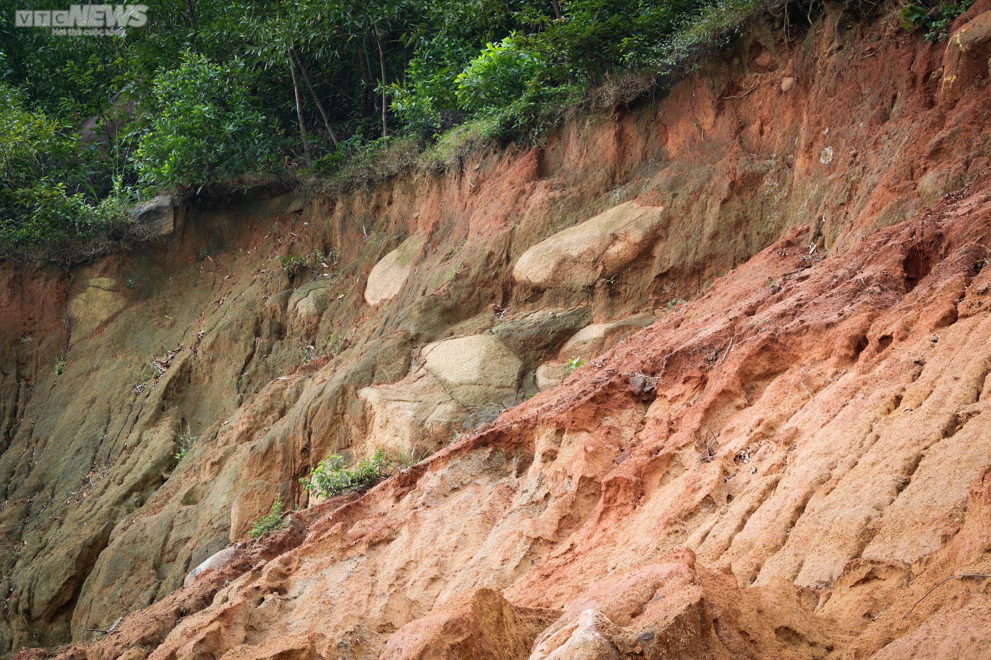 Những khối đá khổng lồ ‘chờ’ rơi trên tuyến đường 1.500 tỷ đồng - 9