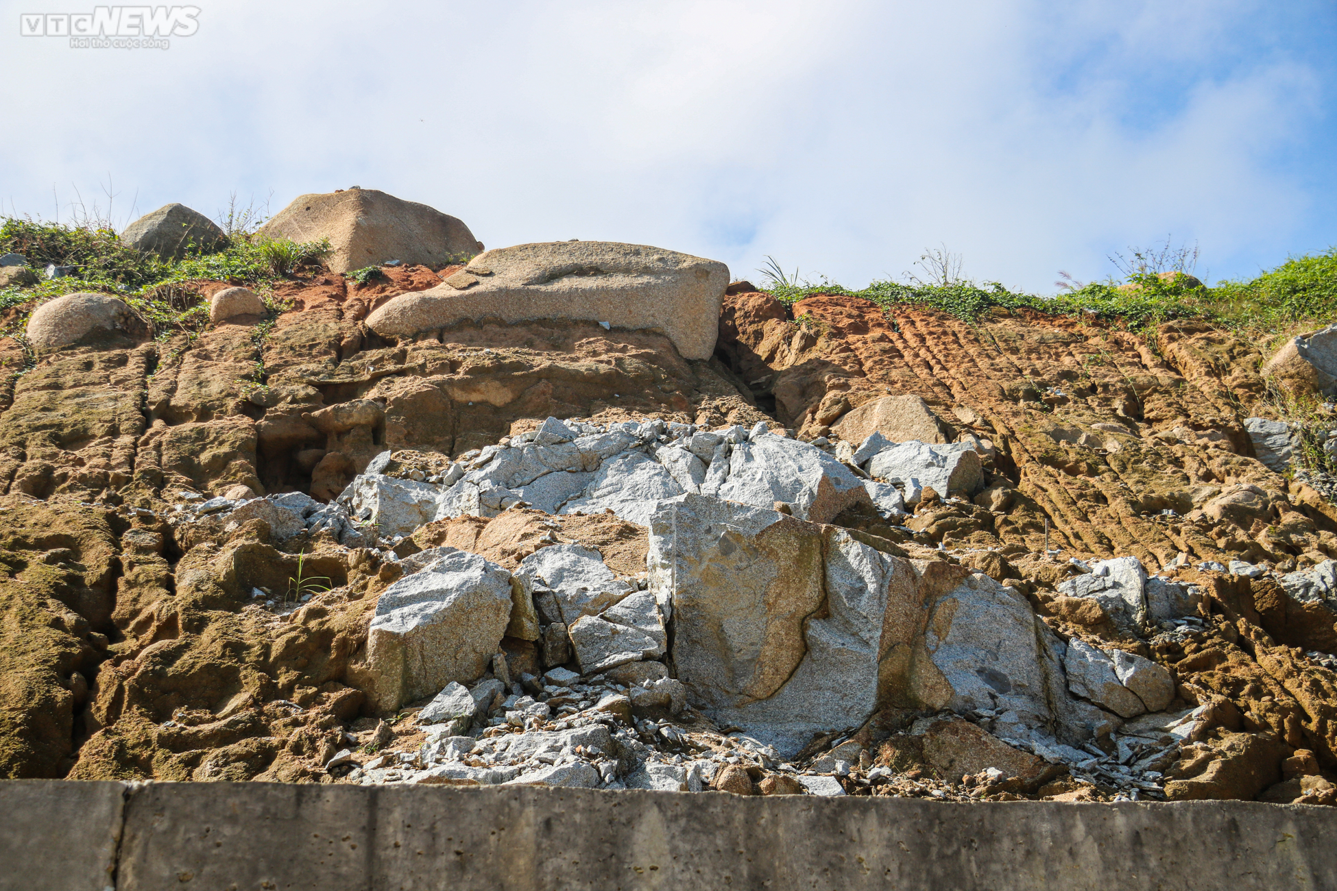 Những khối đá khổng lồ ‘chờ’ rơi trên tuyến đường 1.500 tỷ đồng - 11