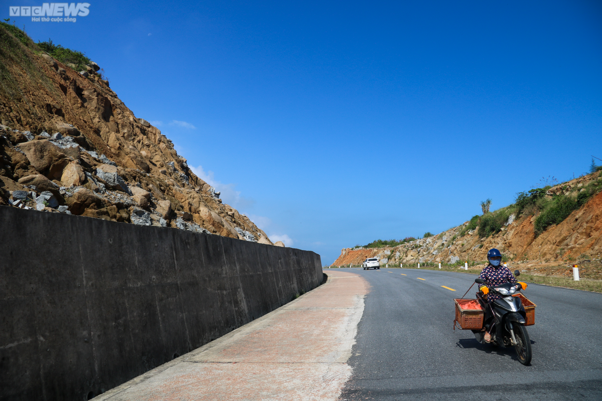 Những khối đá khổng lồ ‘chờ’ rơi trên tuyến đường 1.500 tỷ đồng - 5