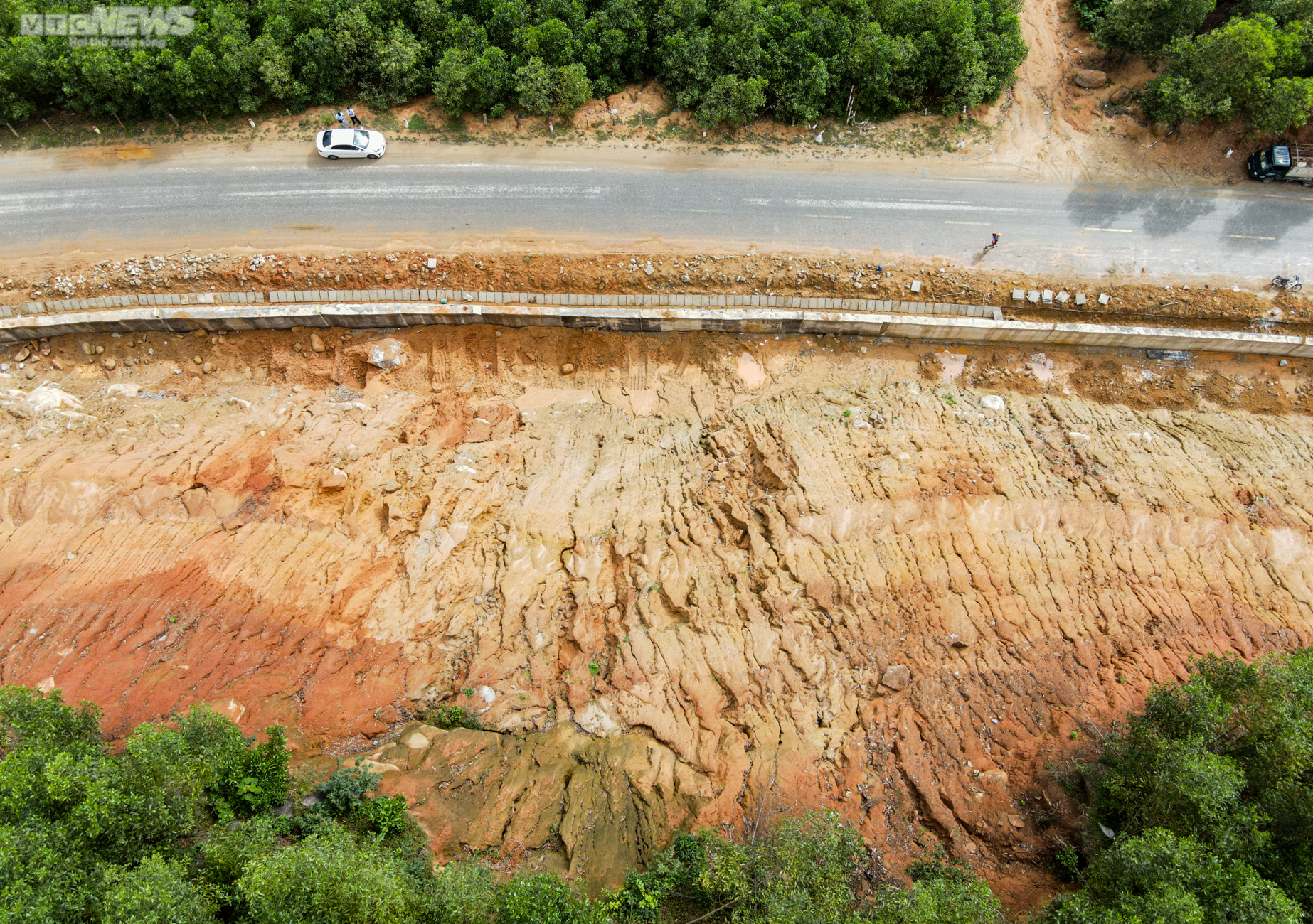 Những khối đá khổng lồ ‘chờ’ rơi trên tuyến đường 1.500 tỷ đồng - 10