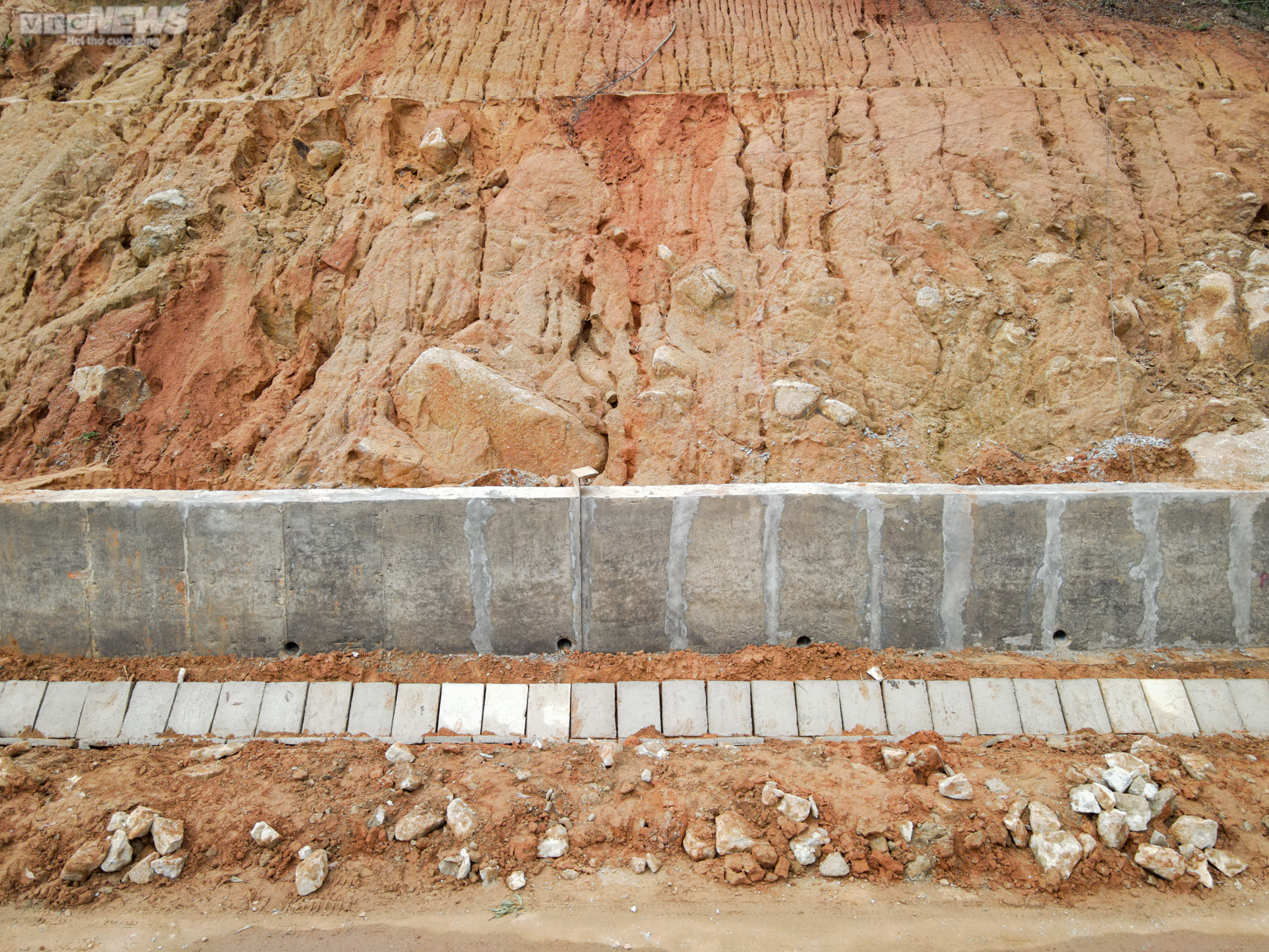 Những khối đá khổng lồ ‘chờ’ rơi trên tuyến đường 1.500 tỷ đồng - 13