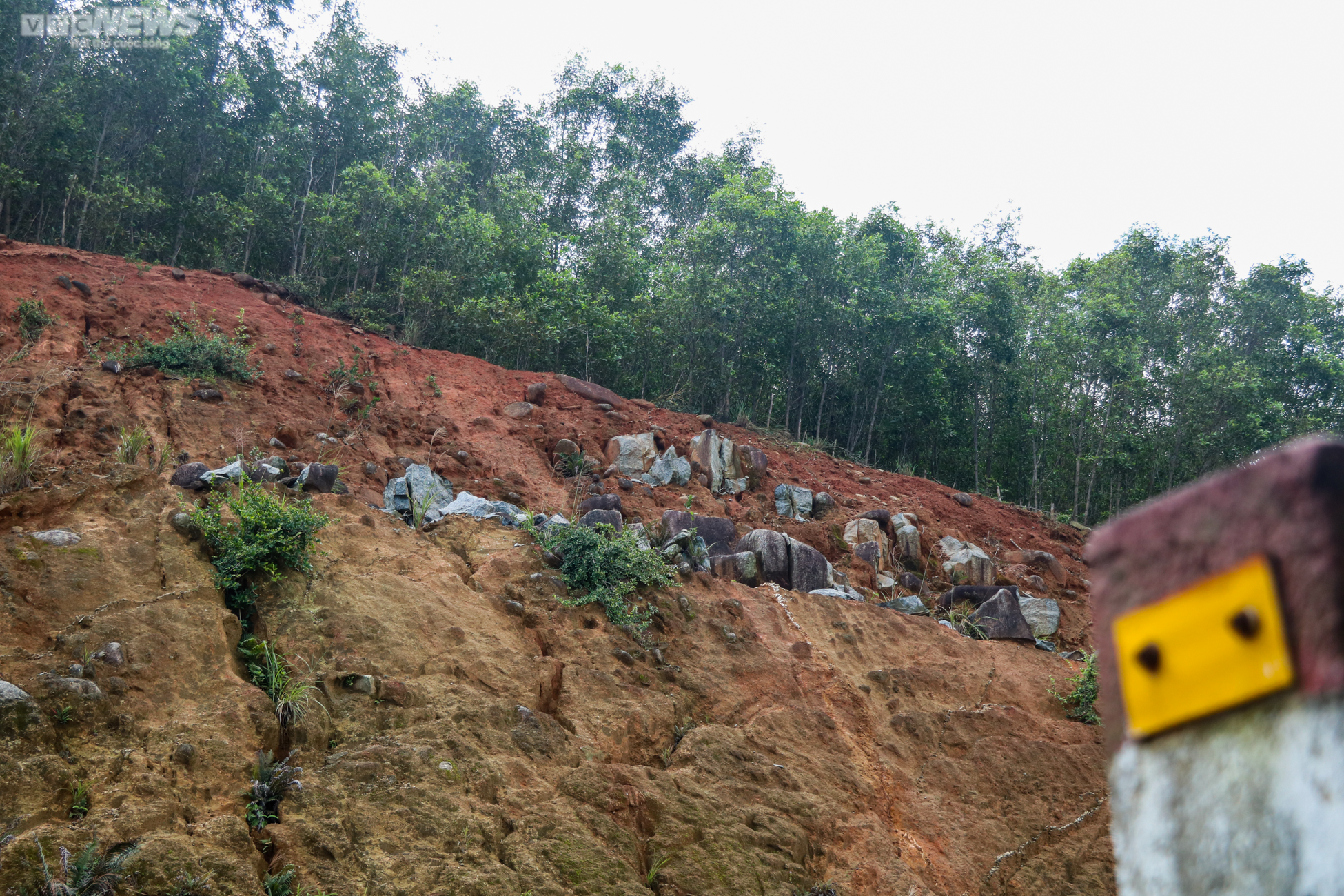 Những khối đá khổng lồ ‘chờ’ rơi trên tuyến đường 1.500 tỷ đồng - 4