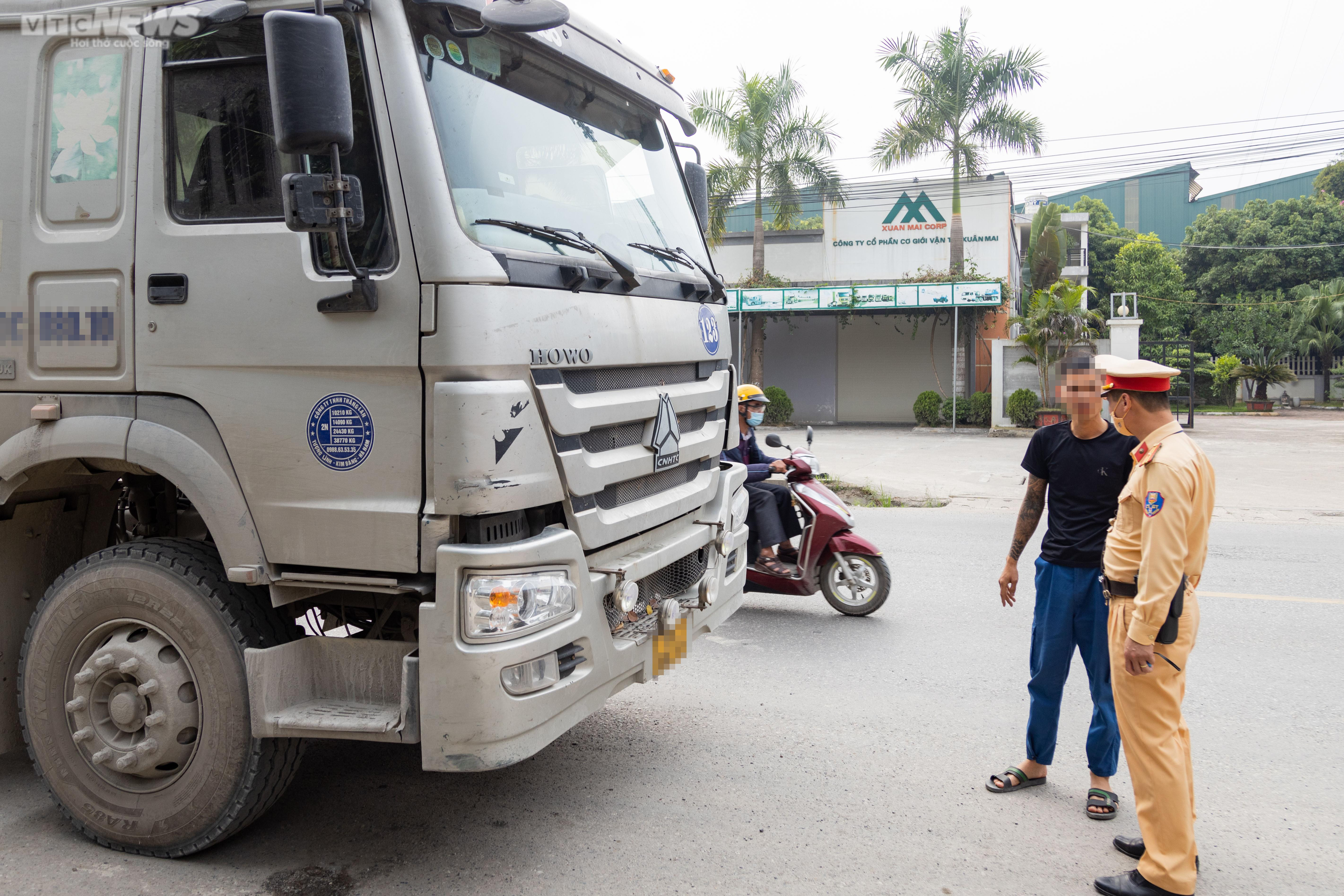 Bị phạt vì chở quá tải, tài xế liên tục gọi điện cầu cứu người thân - 9