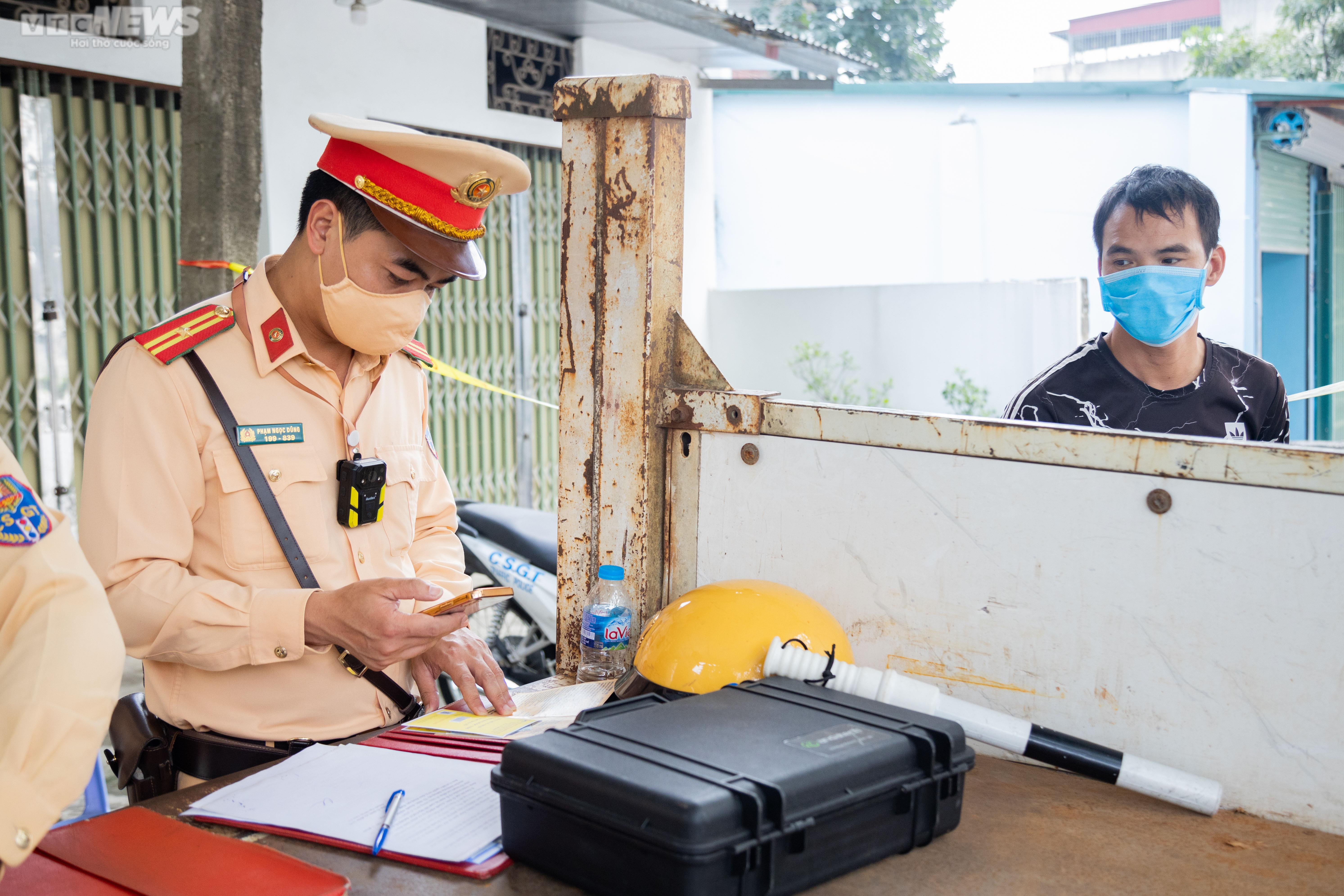 Bị phạt vì chở quá tải, tài xế liên tục gọi điện cầu cứu người thân - 10