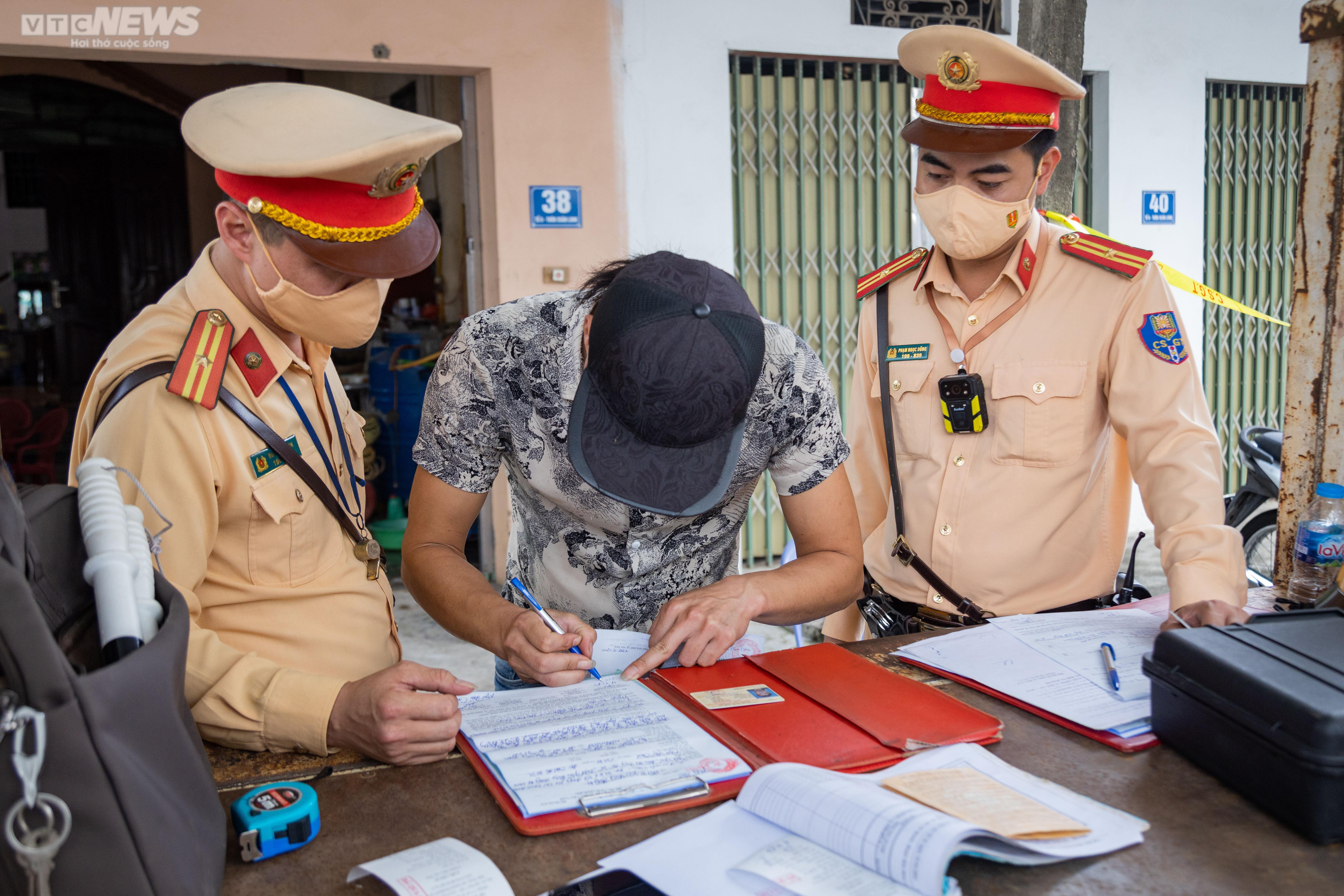 Bị phạt vì chở quá tải, tài xế liên tục gọi điện cầu cứu người thân - 11