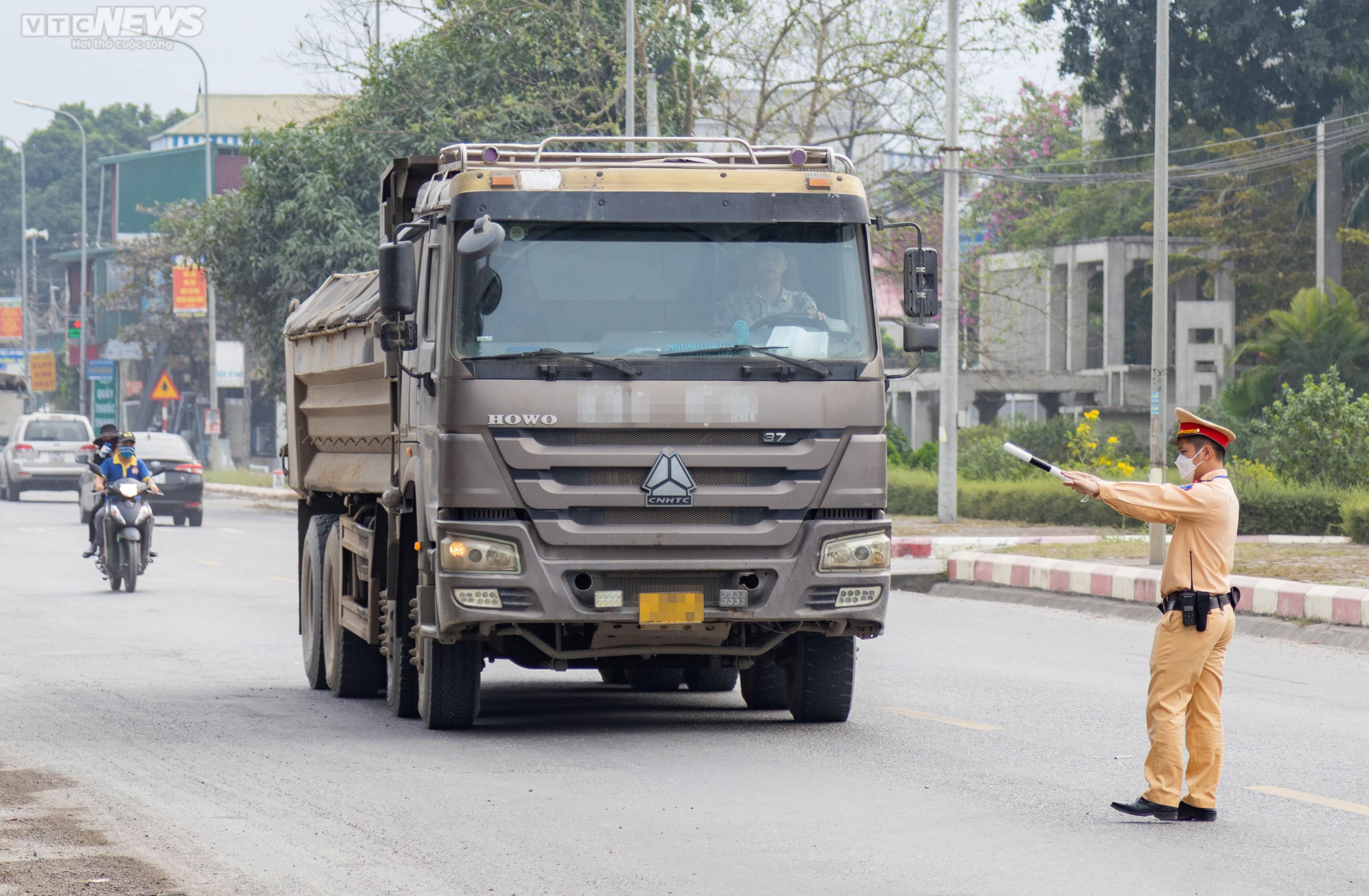 Bị phạt vì chở quá tải, tài xế liên tục gọi điện cầu cứu người thân - 2