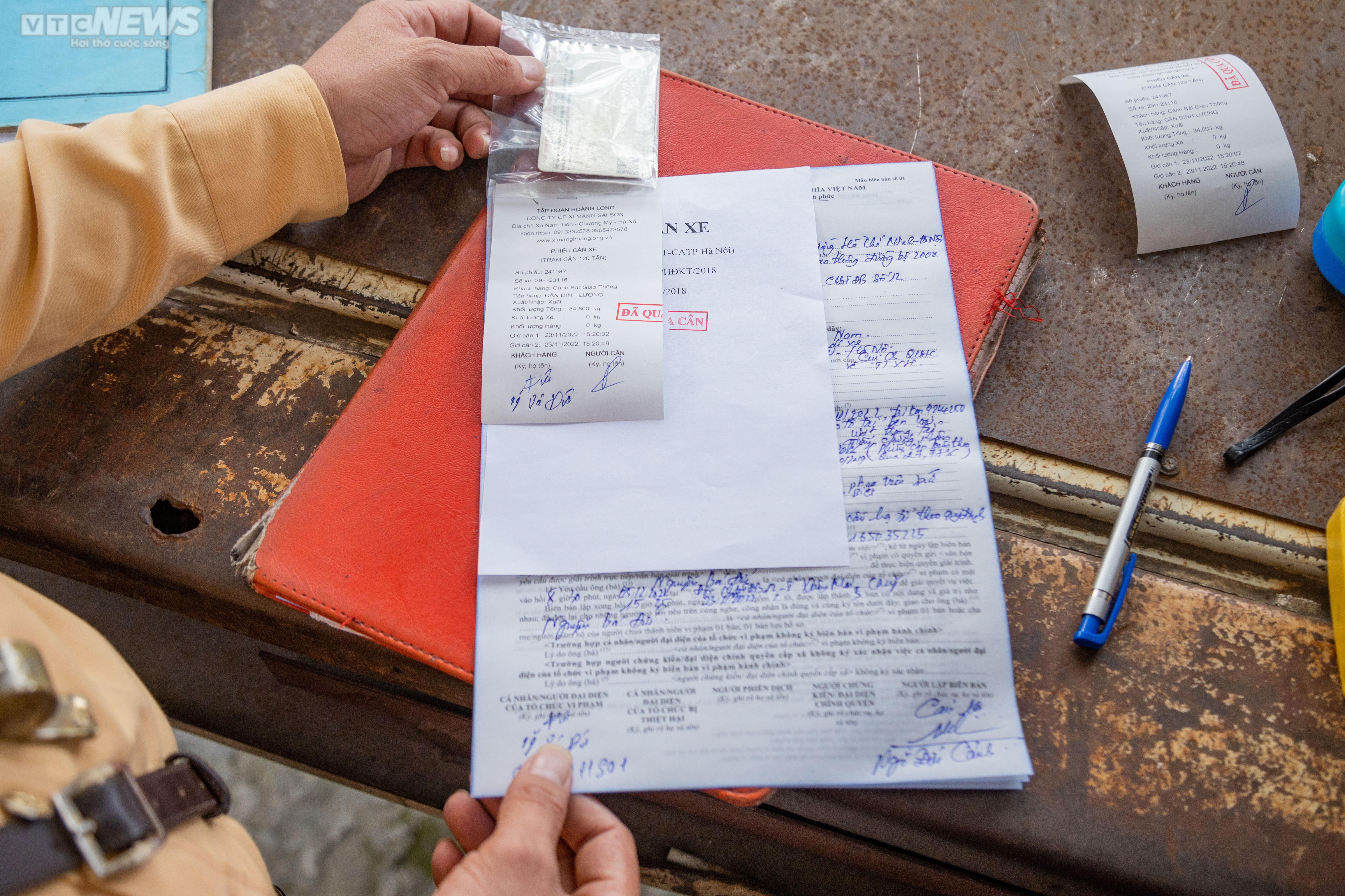 Bị phạt vì chở quá tải, tài xế liên tục gọi điện cầu cứu người thân - 6