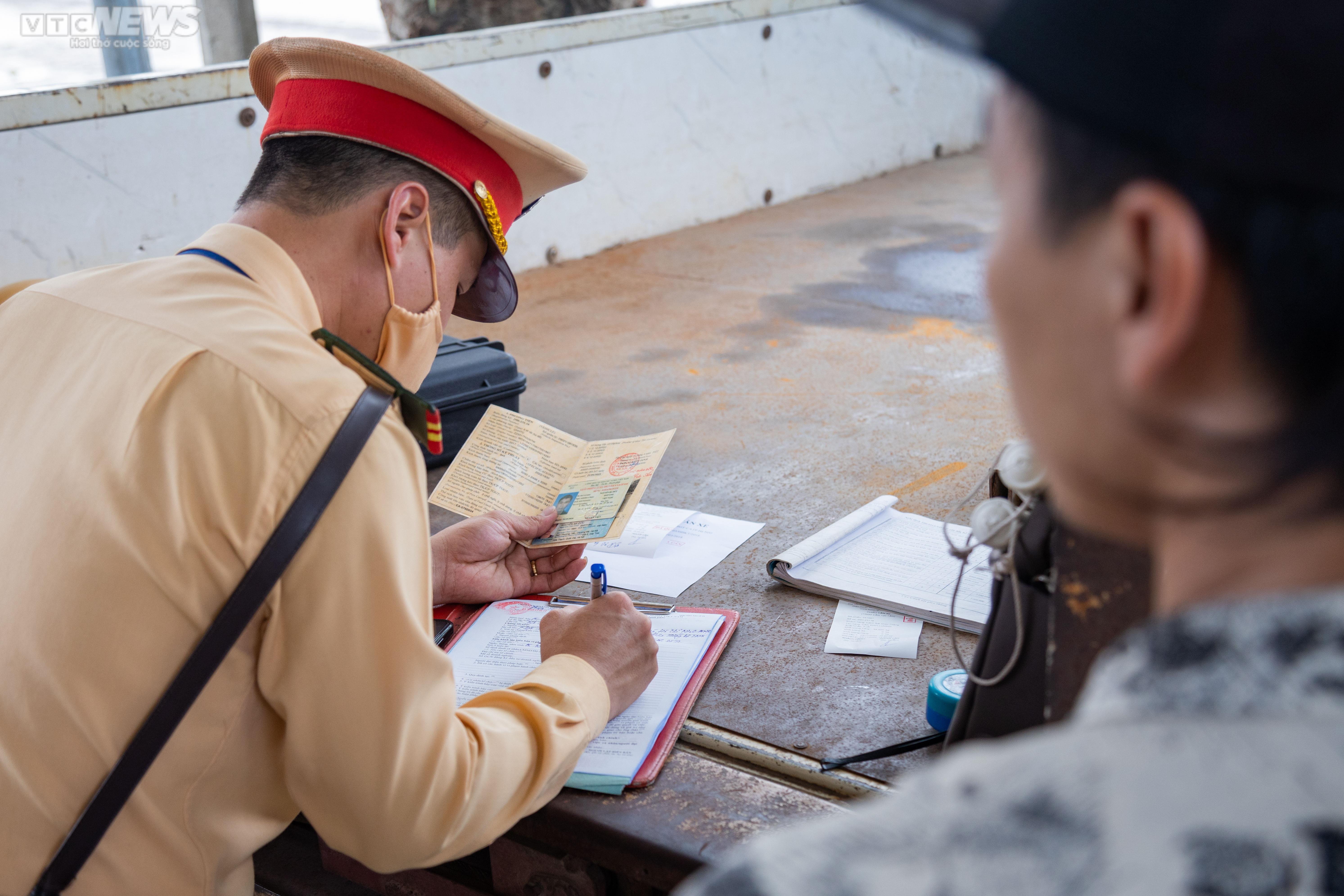 Bị phạt vì chở quá tải, tài xế liên tục gọi điện cầu cứu người thân - 8