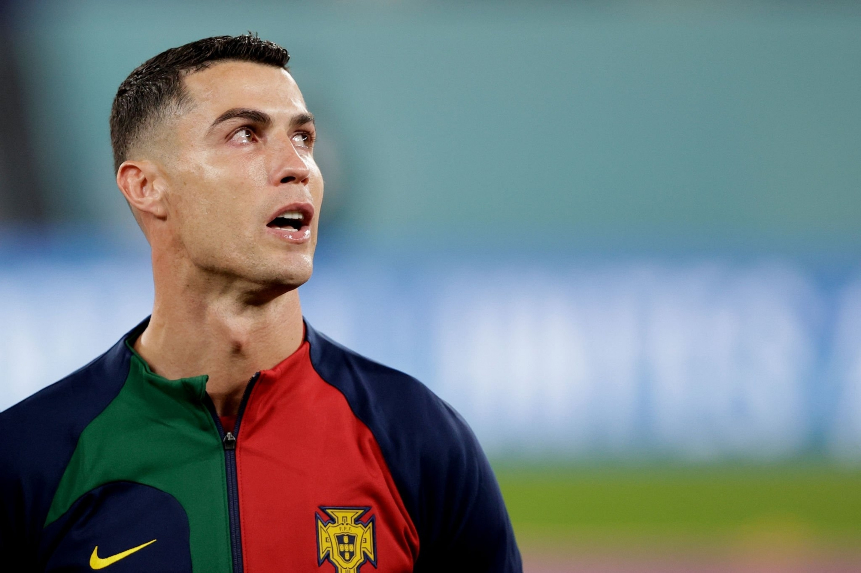 Ronaldo rưng rưng nước mắt hát quốc ca trận Bồ Đào Nha vs Ghana - 2