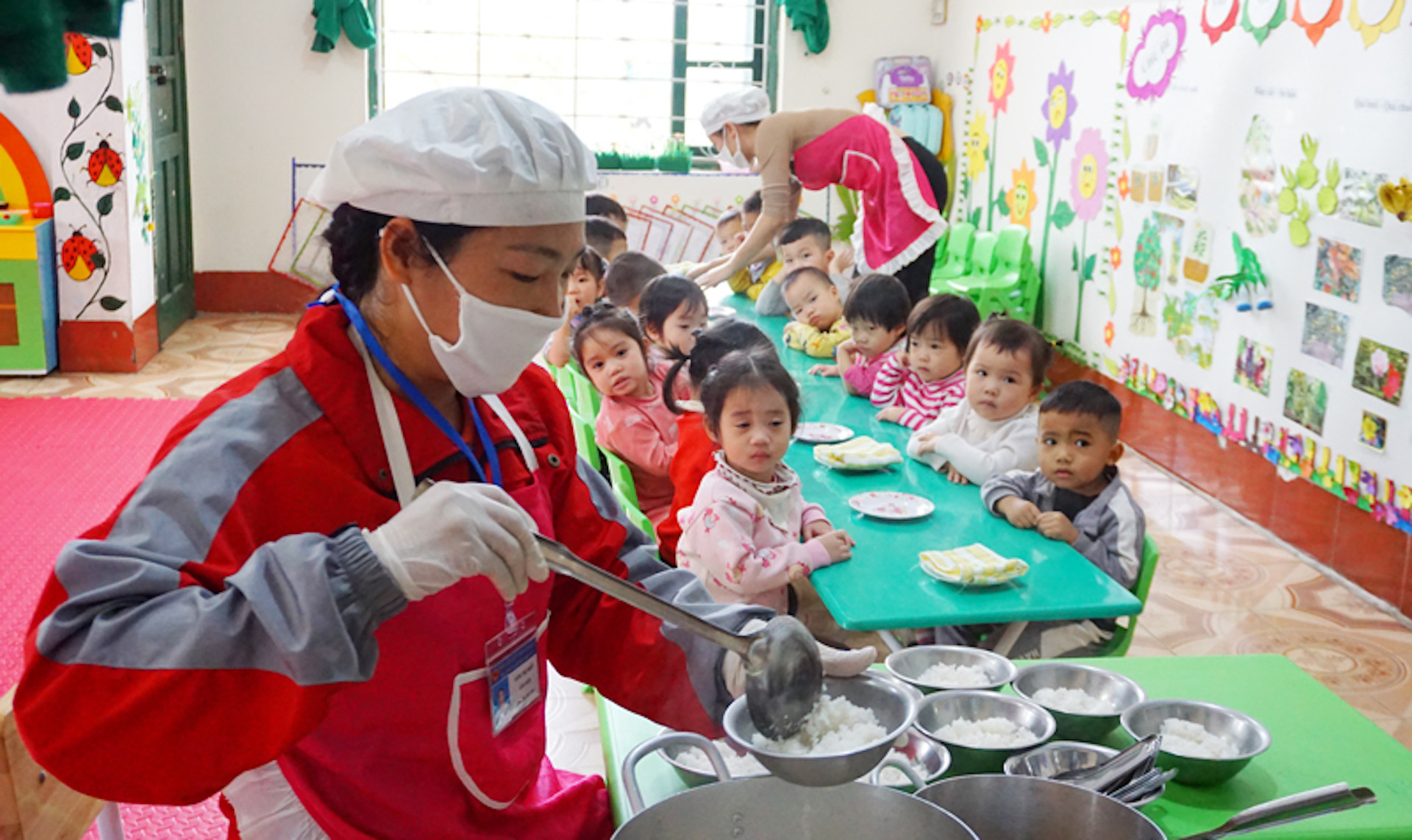 Quy định chặt chẽ, vì sao thực phẩm kém chất lượng vẫn vào trường học? - 2