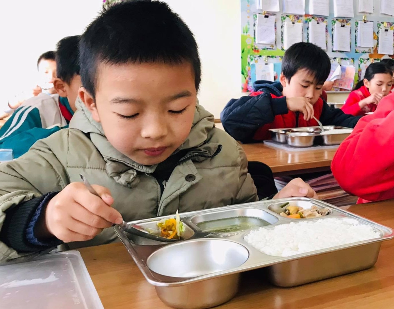 Quy định chặt chẽ, vì sao thực phẩm kém chất lượng vẫn vào trường học? - 3