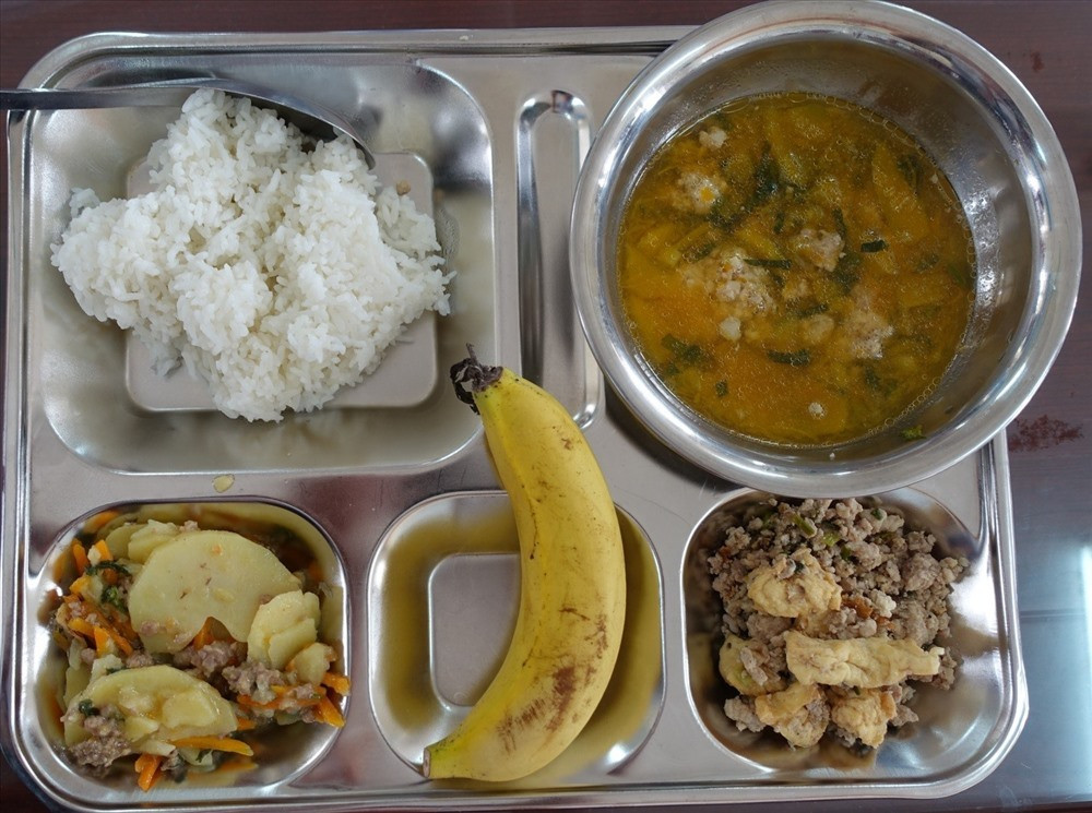 Quy định chặt chẽ, vì sao thực phẩm kém chất lượng vẫn vào trường học? - 1