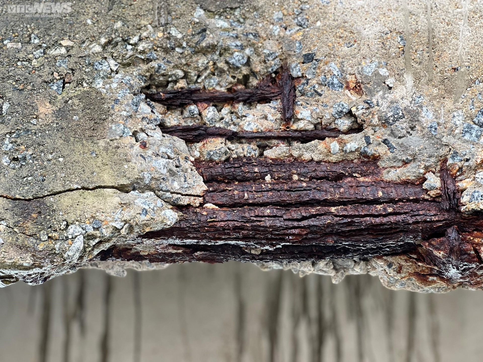 Cận cảnh cây cầu rệu rã chờ sập, người dân 'nín thở' đi qua mỗi ngày - 6