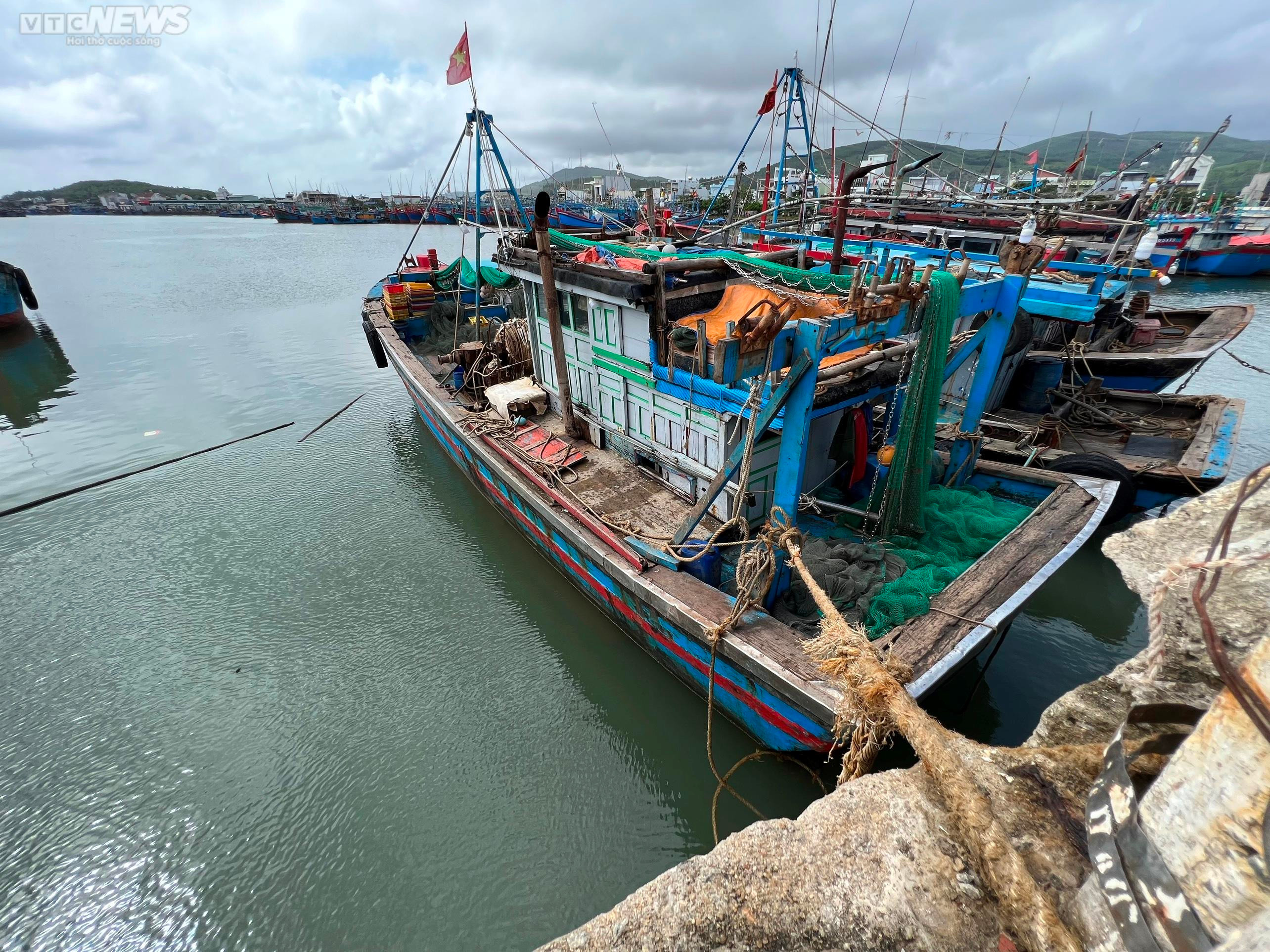 Cận cảnh cây cầu rệu rã chờ sập, người dân 'nín thở' đi qua mỗi ngày - 8