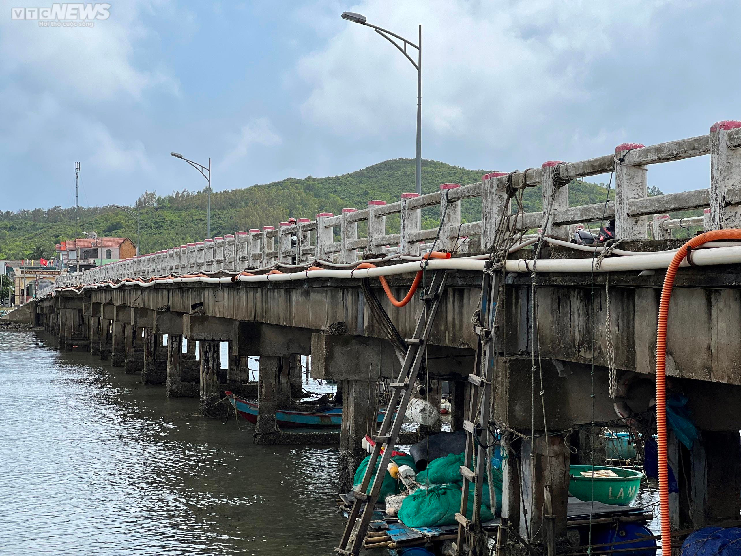 Cận cảnh cây cầu rệu rã chờ sập, người dân 'nín thở' đi qua mỗi ngày - 10