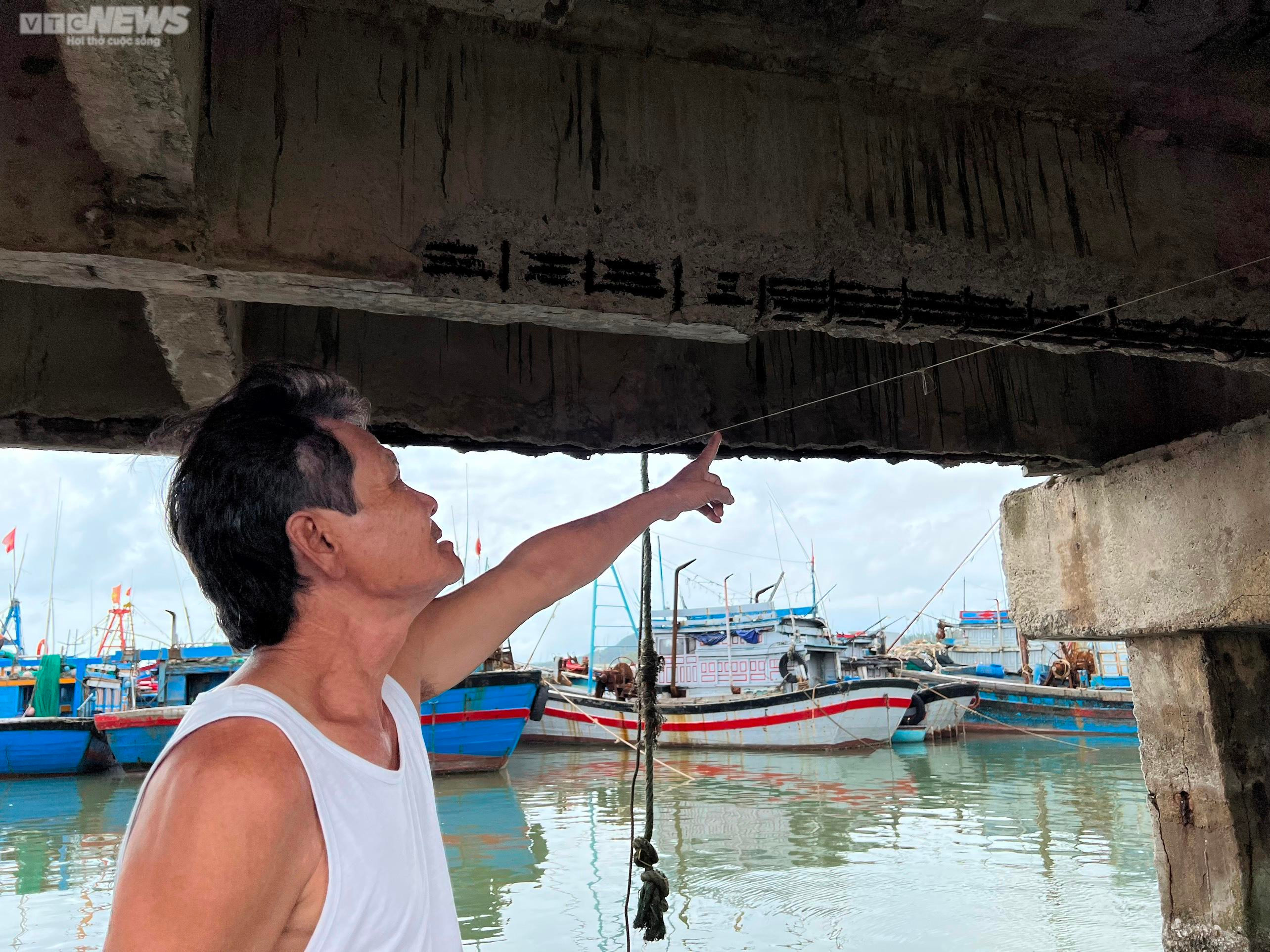 Cận cảnh cây cầu rệu rã chờ sập, người dân 'nín thở' đi qua mỗi ngày - 4