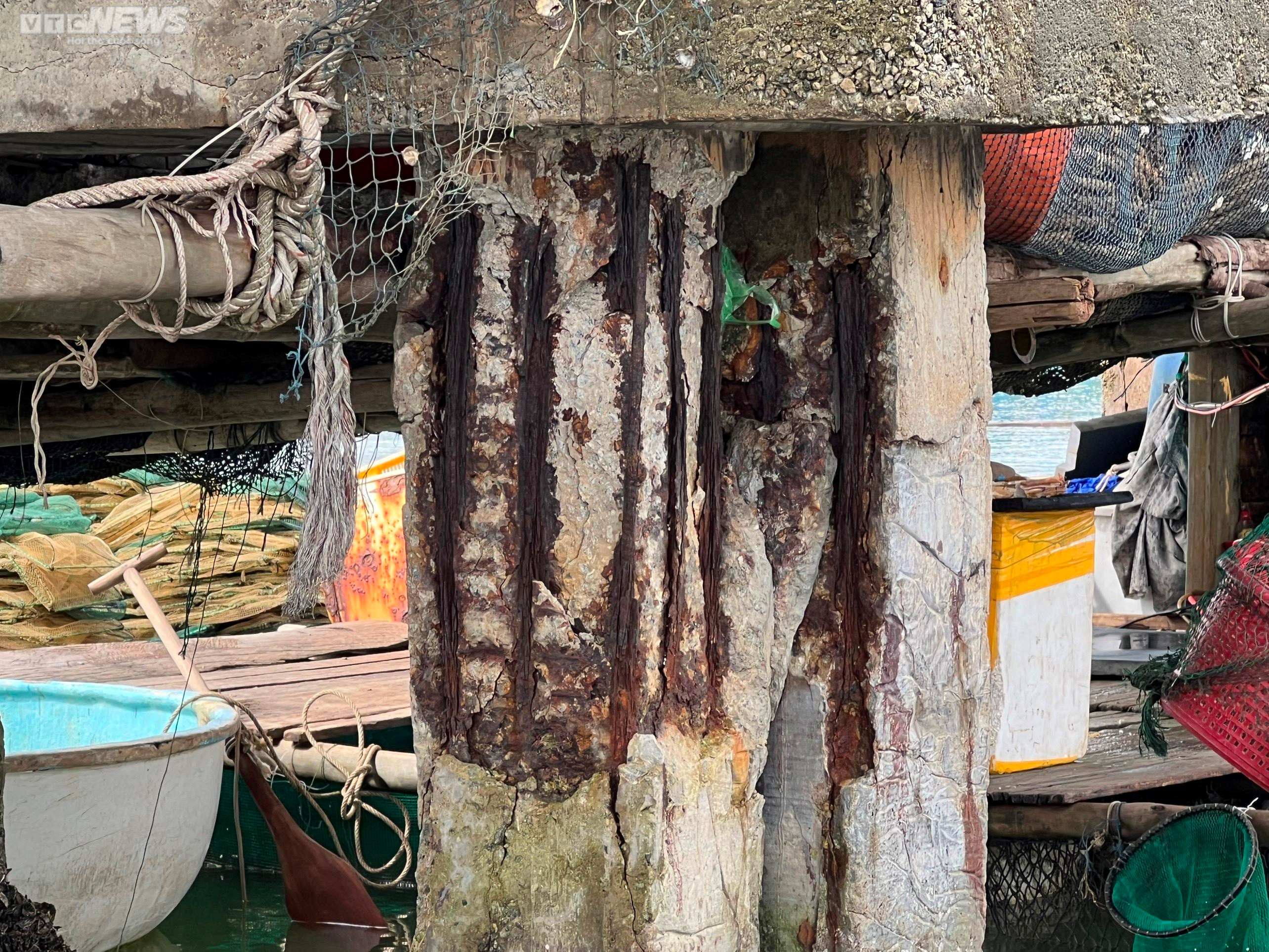 Cận cảnh cây cầu rệu rã chờ sập, người dân 'nín thở' đi qua mỗi ngày - 5