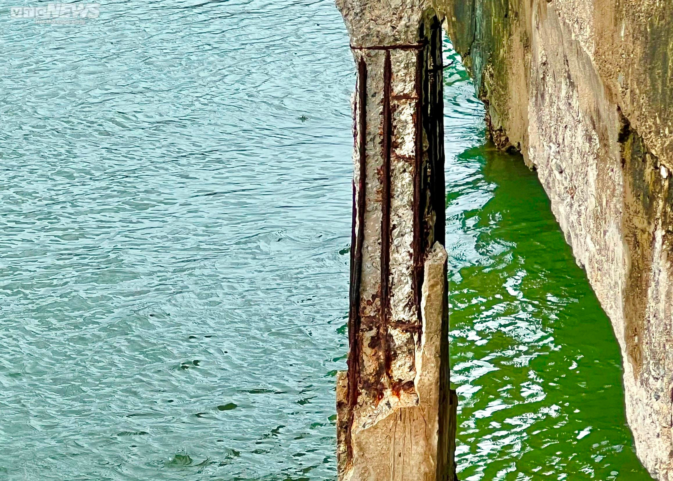 Cận cảnh cây cầu rệu rã chờ sập, người dân 'nín thở' đi qua mỗi ngày - 9