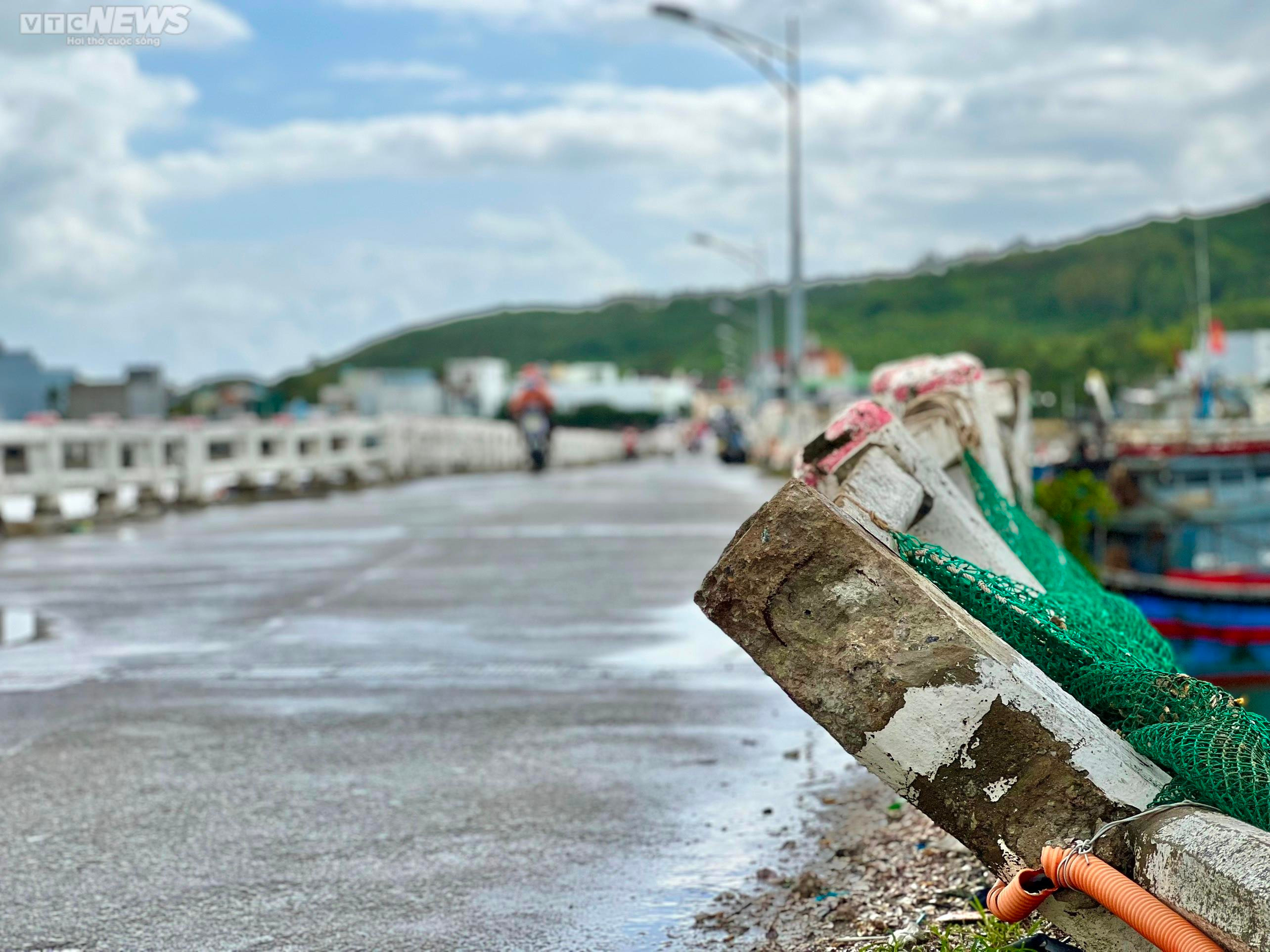 Cận cảnh cây cầu rệu rã chờ sập, người dân 'nín thở' đi qua mỗi ngày - 7