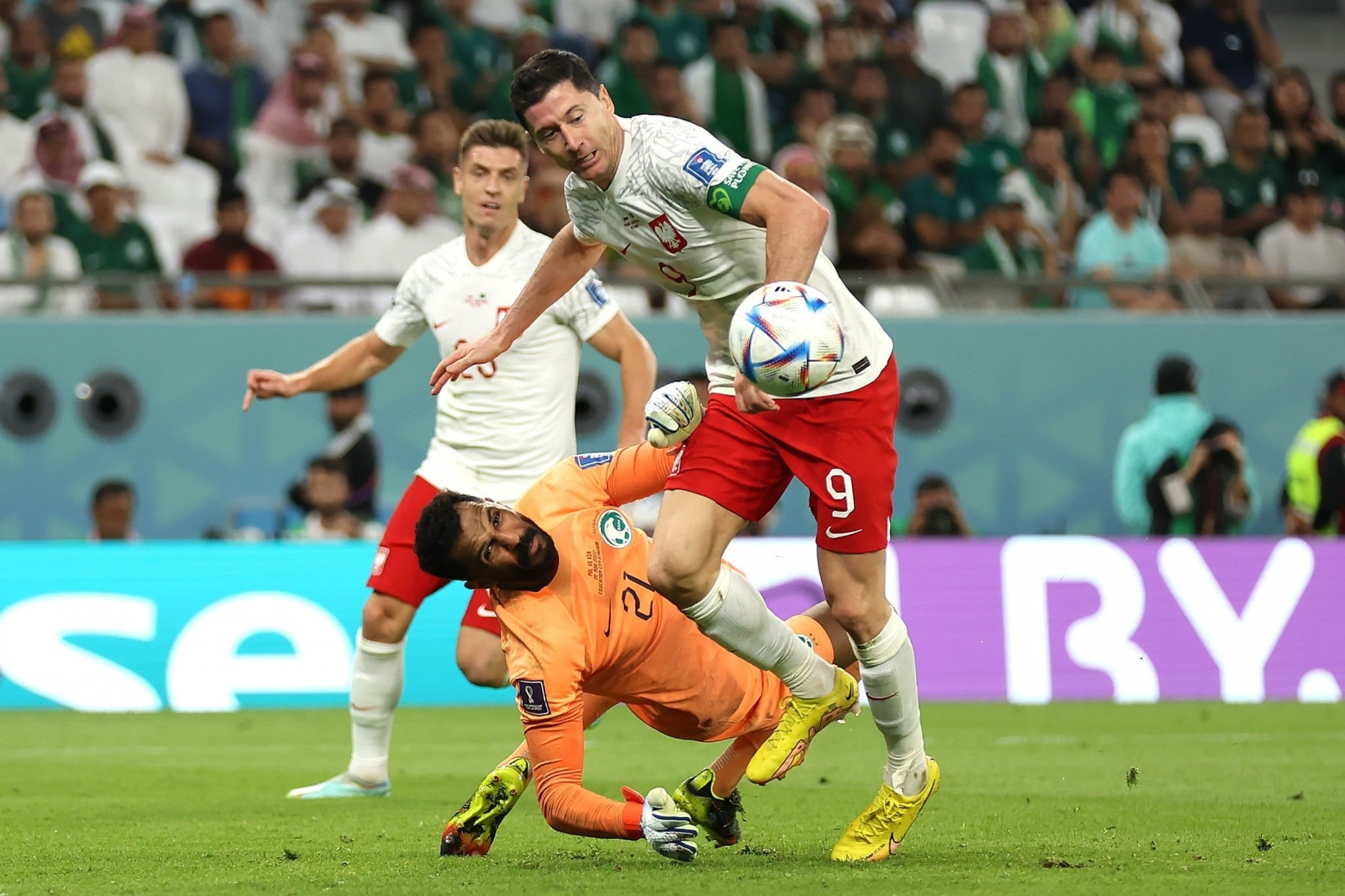 Lewandowski bật khóc ăn mừng bàn thắng đầu tiên ở World Cup - 7