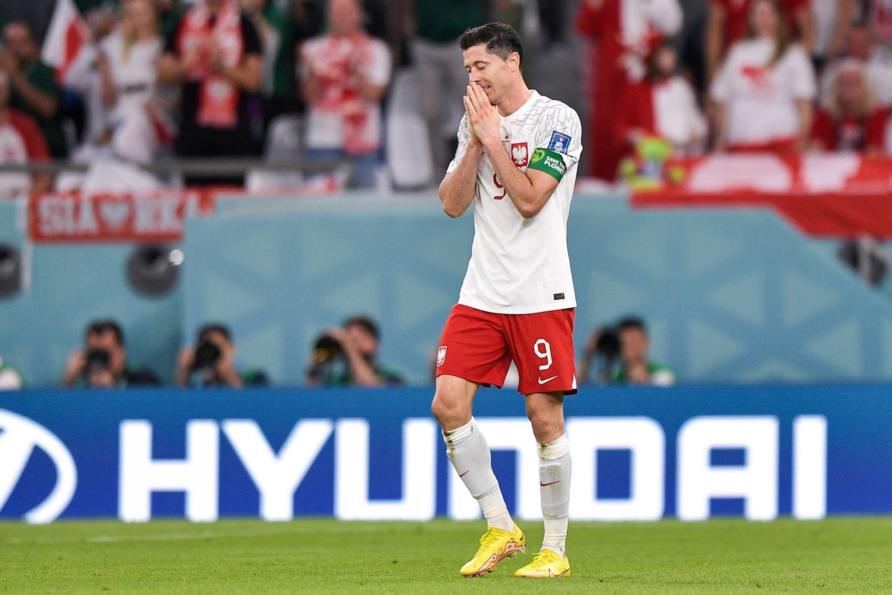 Lewandowski bật khóc ăn mừng bàn thắng đầu tiên ở World Cup - 6