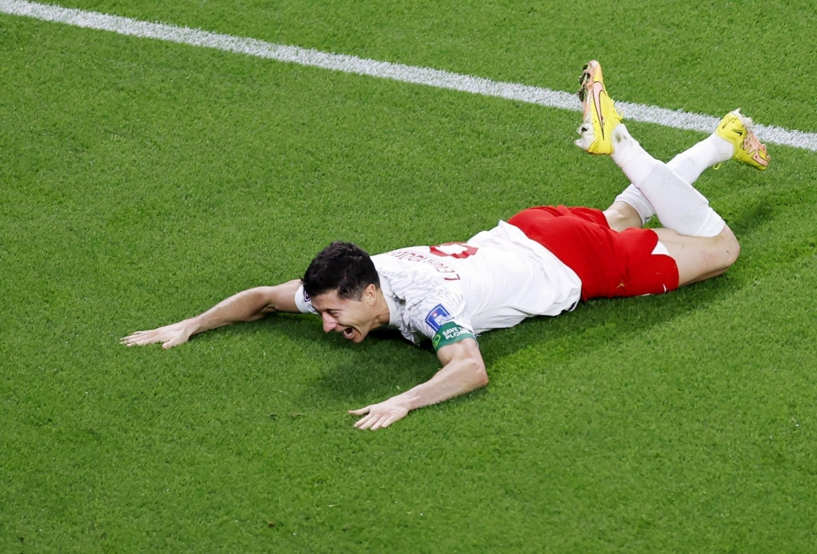 Lewandowski bật khóc ăn mừng bàn thắng đầu tiên ở World Cup - 3