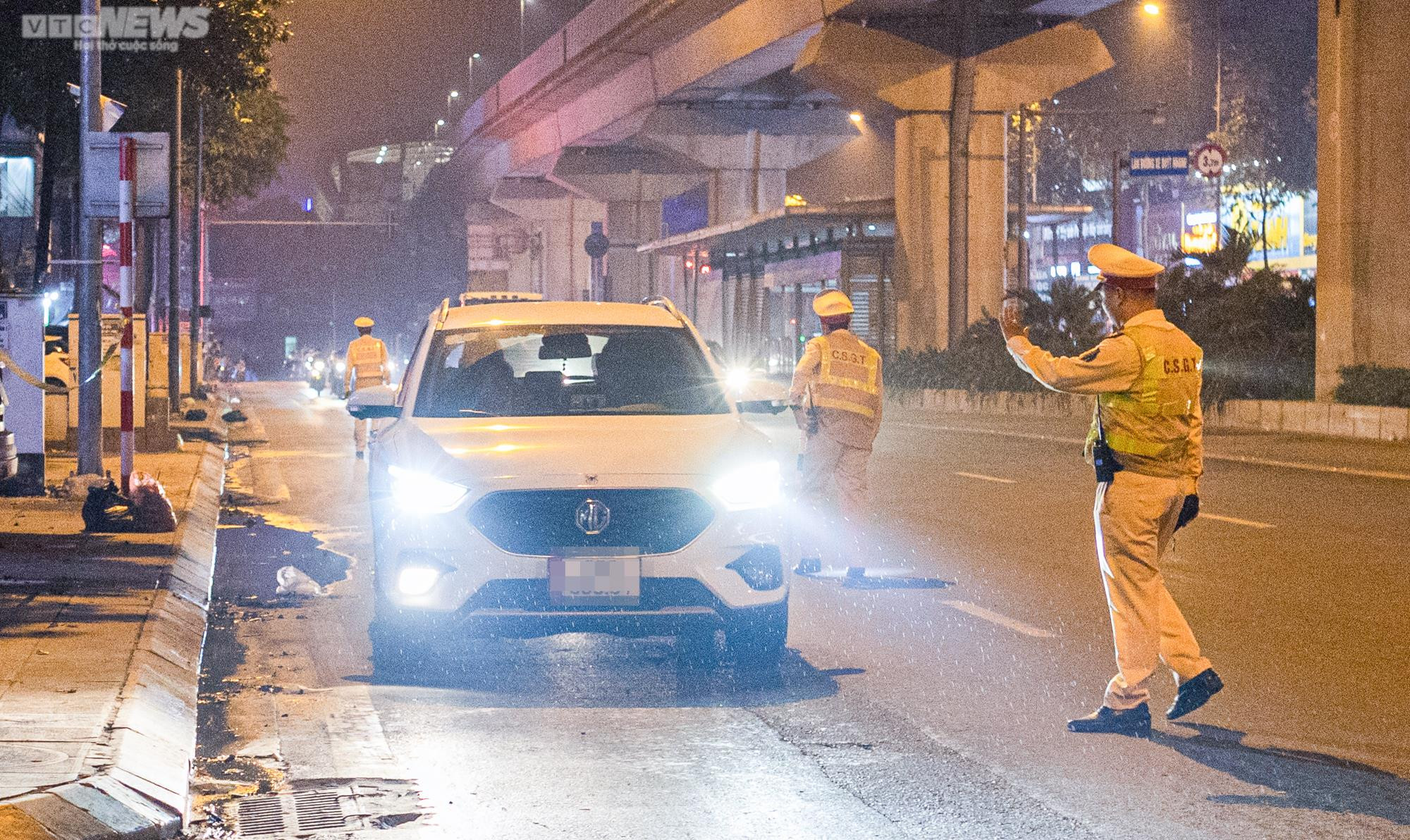 Bị đo nồng độ cồn, tài xế xin bỏ qua vì vợ mới sinh vui quá nên uống 1 lon bia - 2