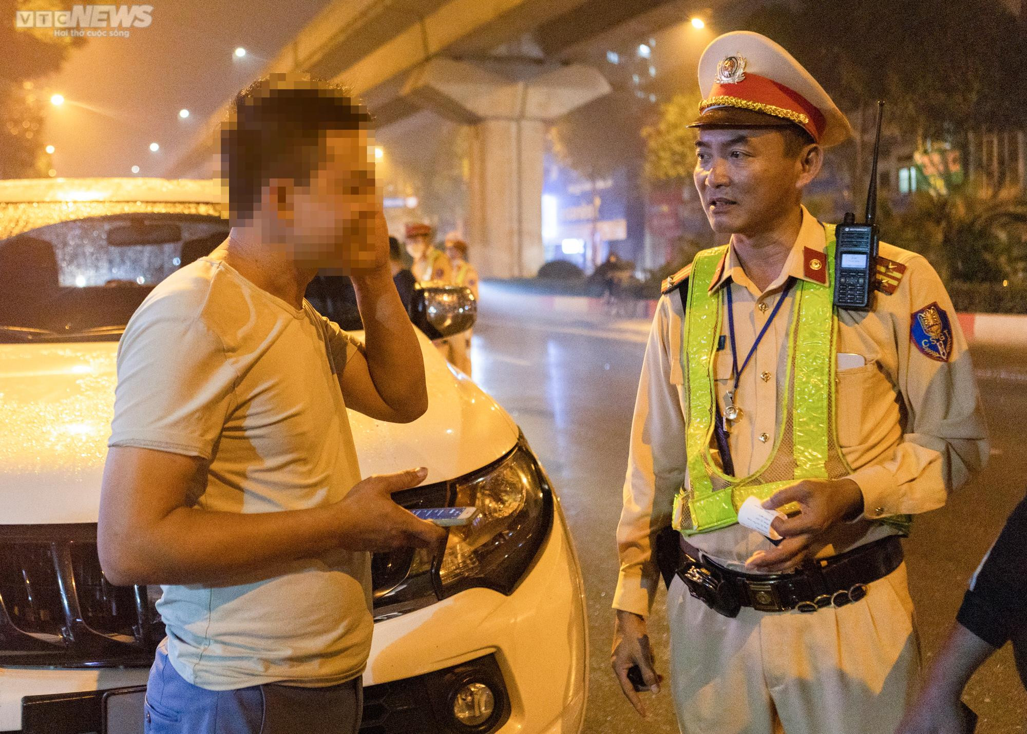 Bị đo nồng độ cồn, tài xế xin bỏ qua vì vợ mới sinh vui quá nên uống 1 lon bia - 7