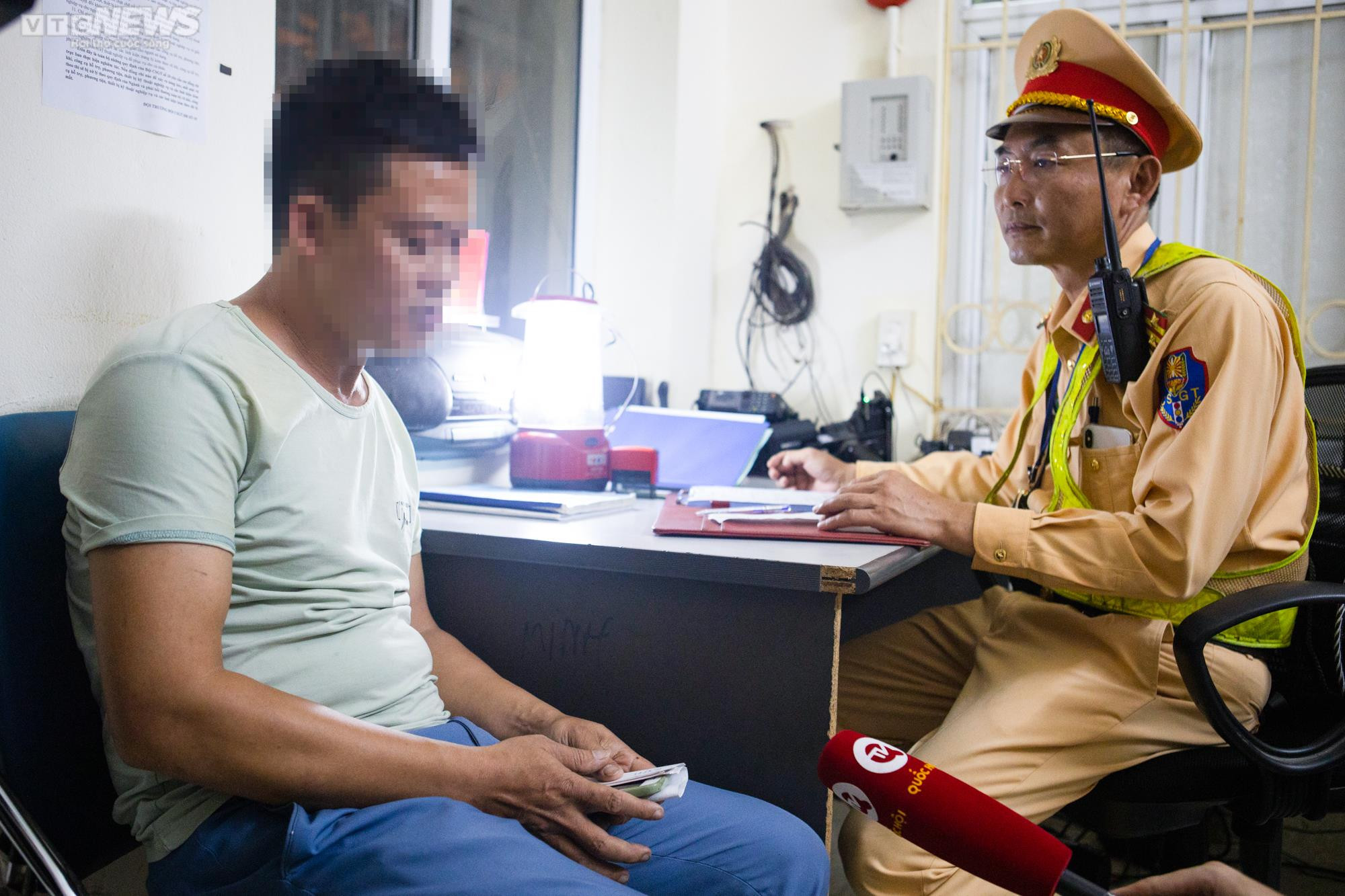 Bị đo nồng độ cồn, tài xế xin bỏ qua vì vợ mới sinh vui quá nên uống 1 lon bia - 8