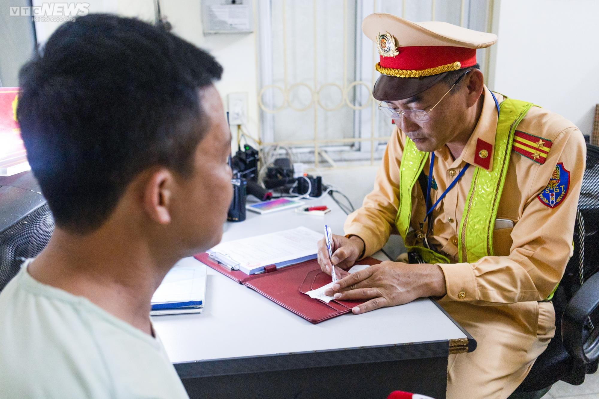 Bị đo nồng độ cồn, tài xế xin bỏ qua vì vợ mới sinh vui quá nên uống 1 lon bia - 9