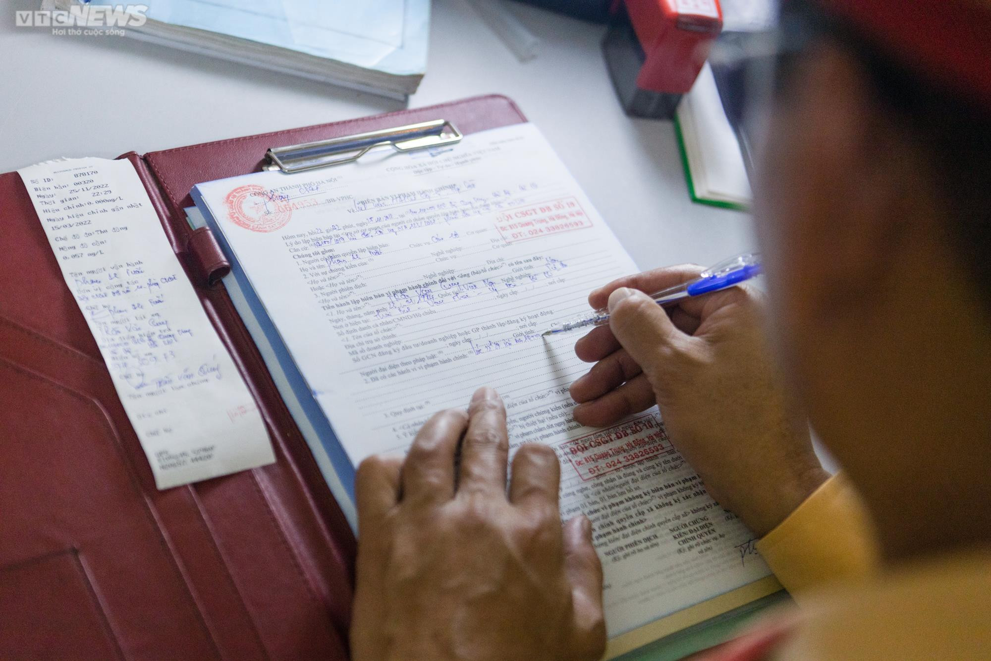 Bị đo nồng độ cồn, tài xế xin bỏ qua vì vợ mới sinh vui quá nên uống 1 lon bia - 10