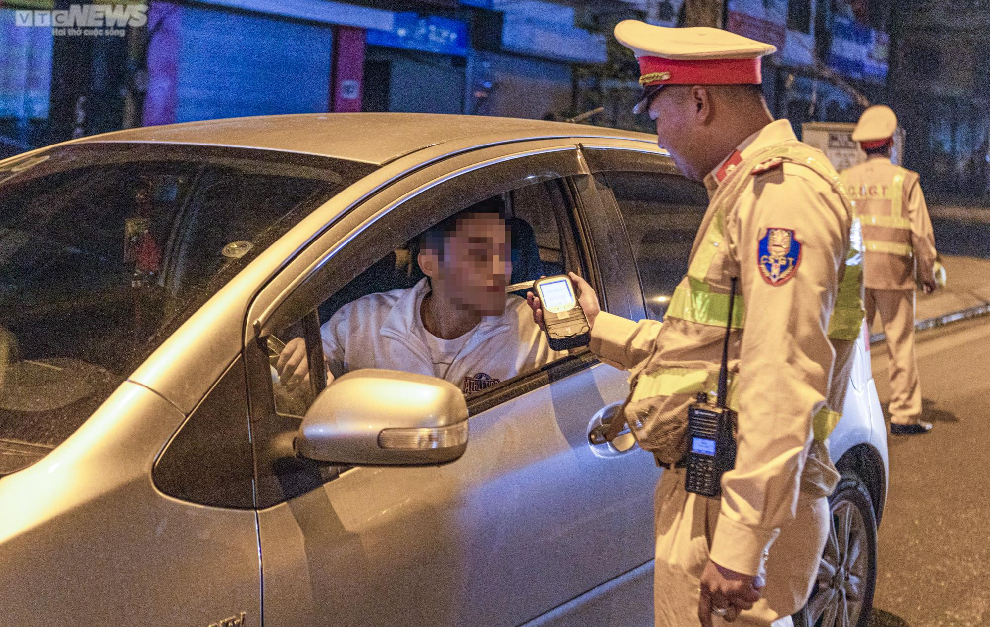 Bị đo nồng độ cồn, tài xế xin bỏ qua vì vợ mới sinh vui quá nên uống 1 lon bia - 4