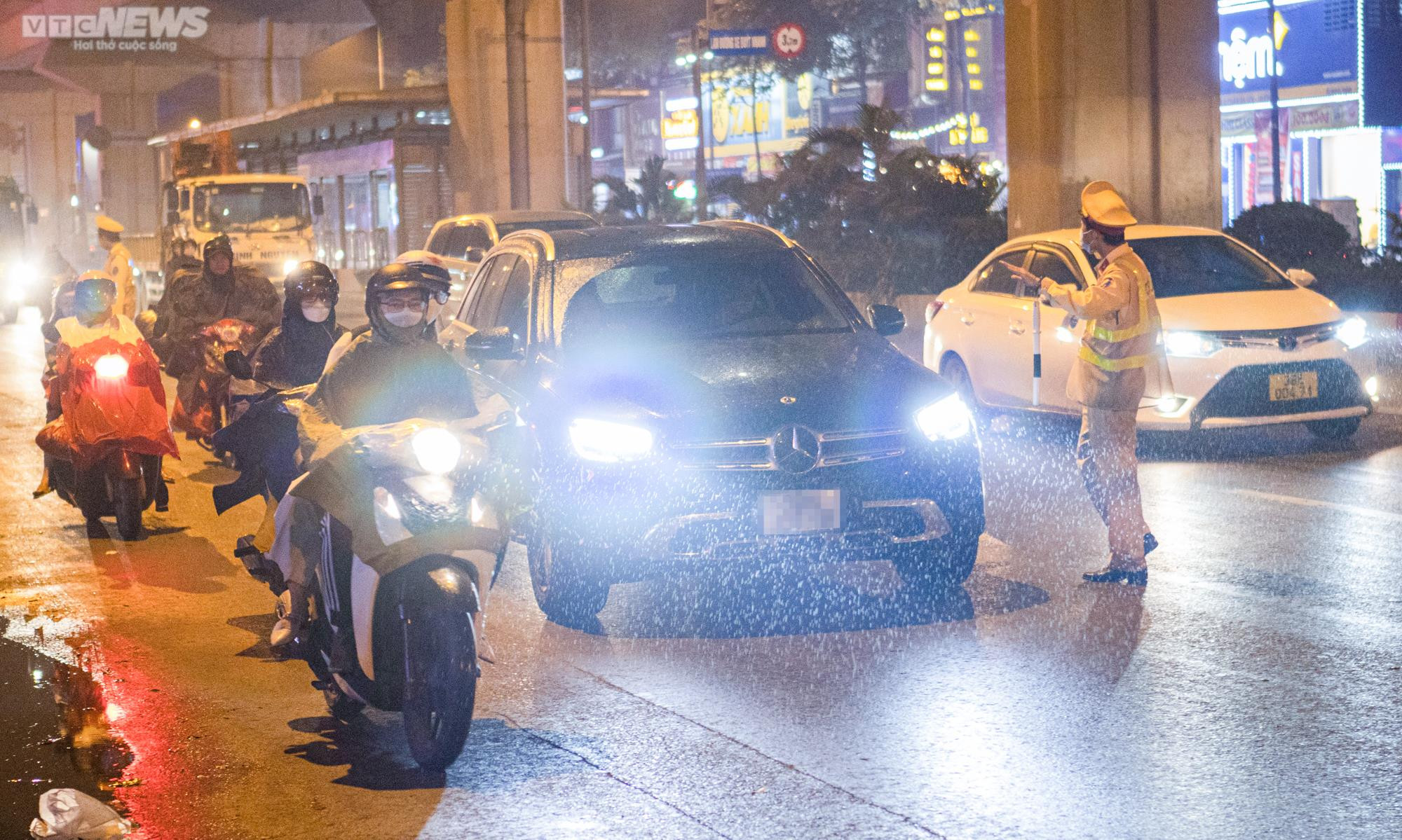 Bị đo nồng độ cồn, tài xế xin bỏ qua vì vợ mới sinh vui quá nên uống 1 lon bia - 5