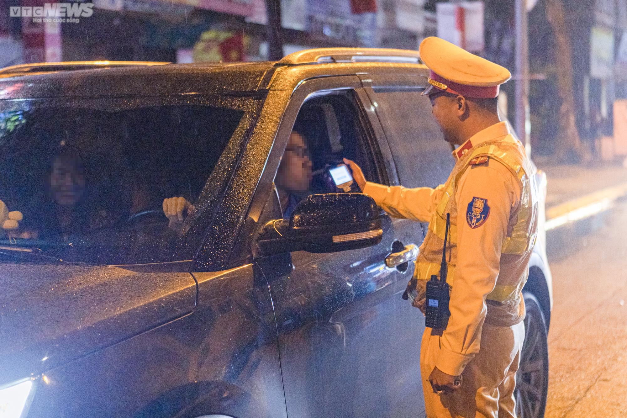 Bị đo nồng độ cồn, tài xế xin bỏ qua vì vợ mới sinh vui quá nên uống 1 lon bia - 6