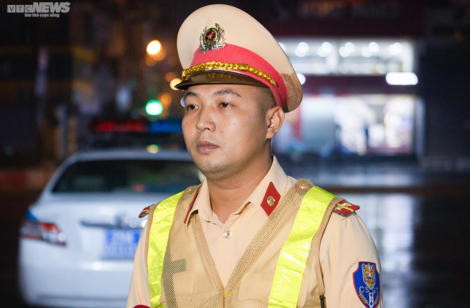 Bị đo nồng độ cồn, tài xế xin bỏ qua vì vợ mới sinh vui quá nên uống 1 lon bia - 11