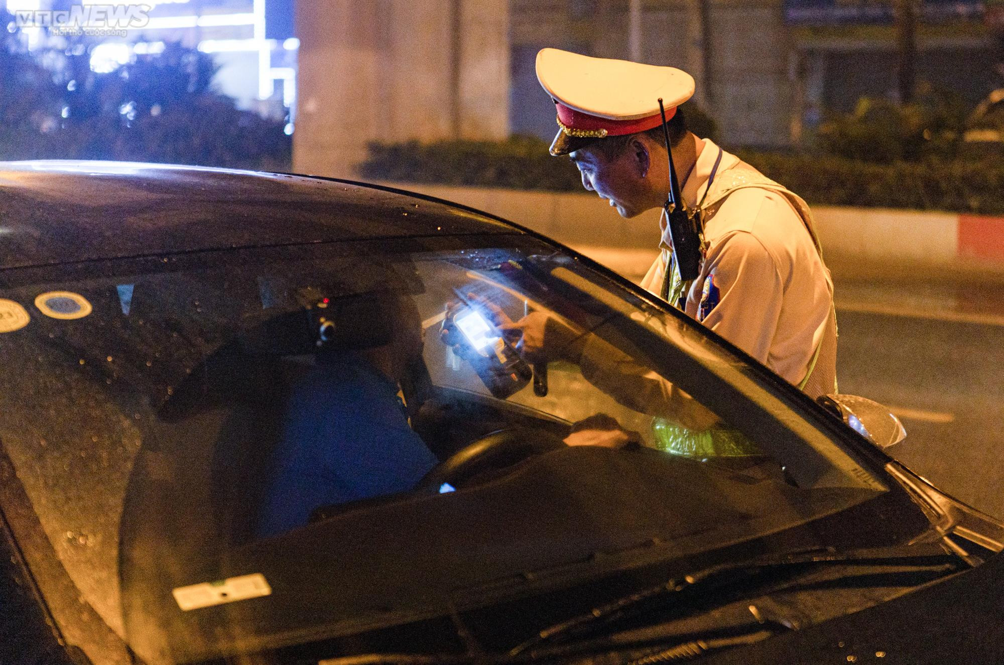 Bị đo nồng độ cồn, tài xế xin bỏ qua vì vợ mới sinh vui quá nên uống 1 lon bia - 3