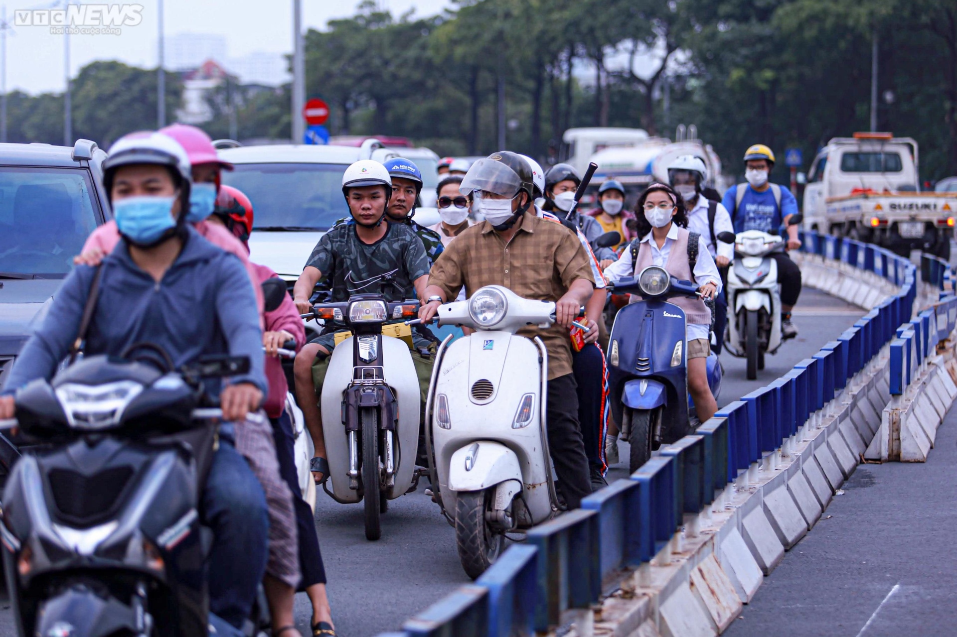 Hà Nội: Giao thông hỗn loạn ngày đầu phân làn nút giao Mễ Trì - 9