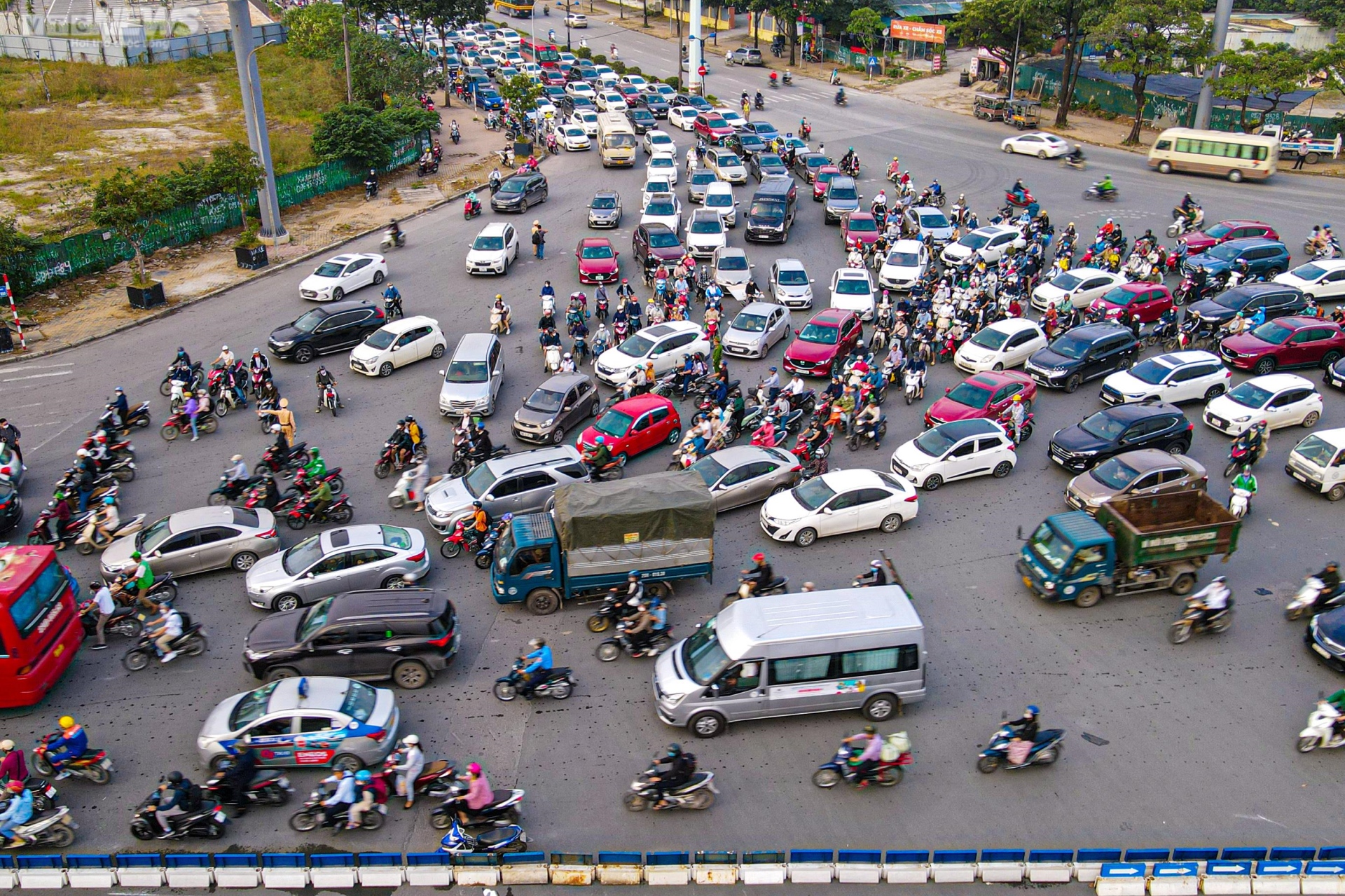Hà Nội: Giao thông hỗn loạn ngày đầu phân làn nút giao Mễ Trì - 14