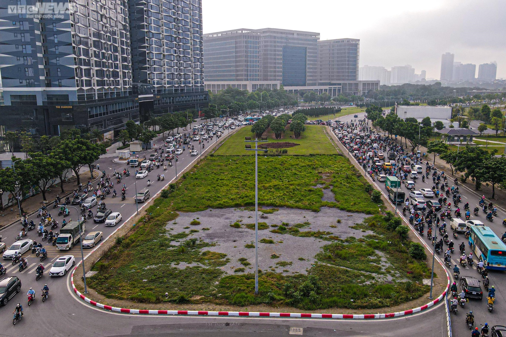 Hà Nội: Giao thông hỗn loạn ngày đầu phân làn nút giao Mễ Trì - 12