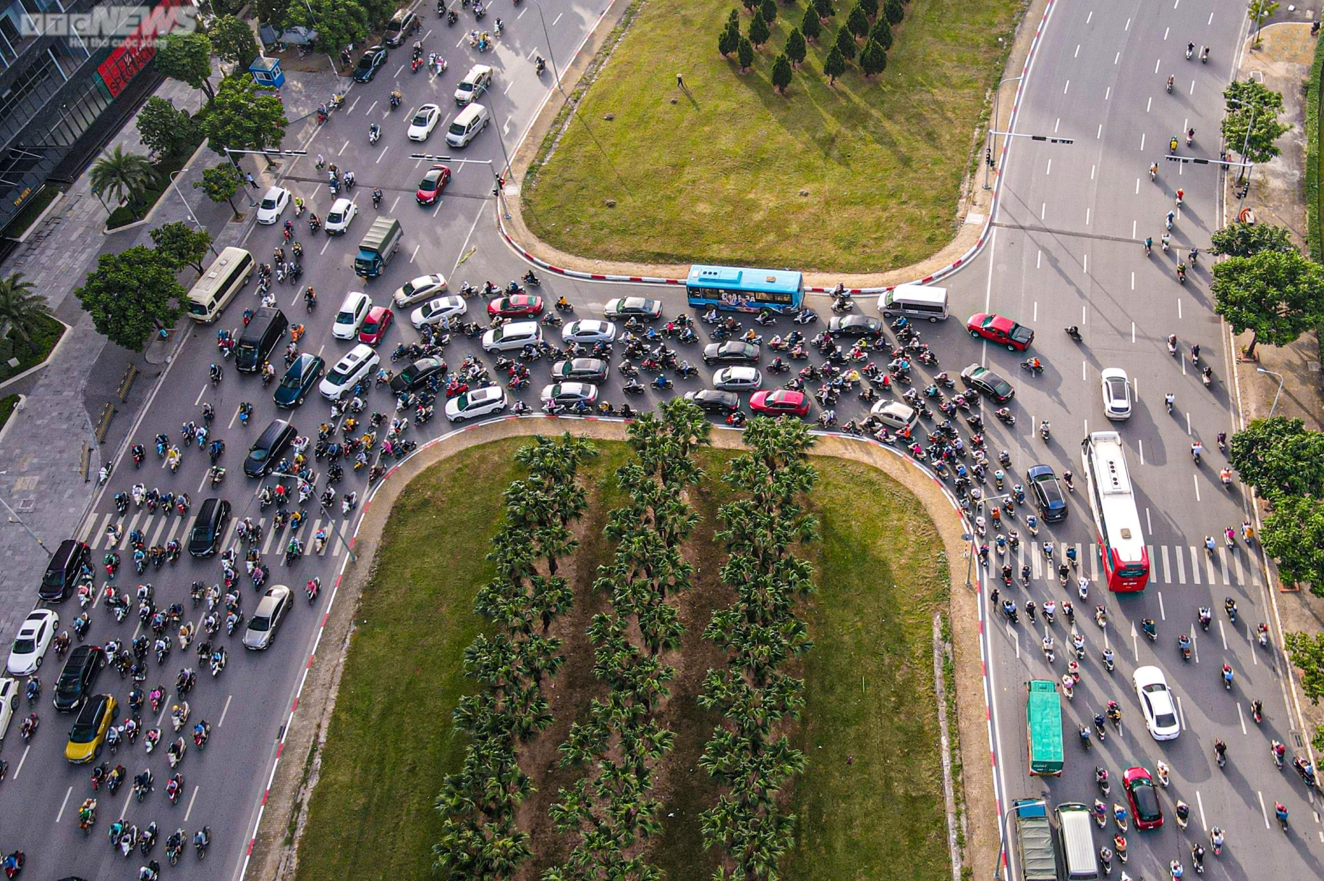 Hà Nội: Giao thông hỗn loạn ngày đầu phân làn nút giao Mễ Trì - 13