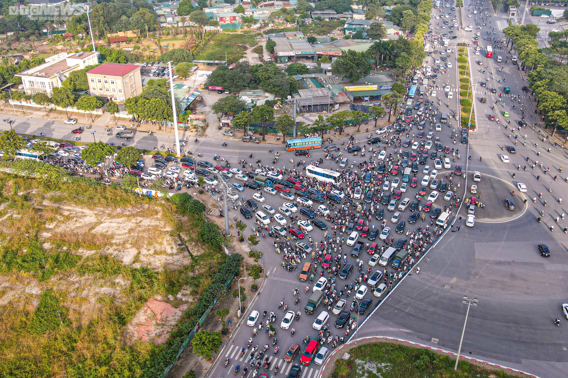 Hà Nội: Giao thông hỗn loạn ngày đầu phân làn nút giao Mễ Trì - 1