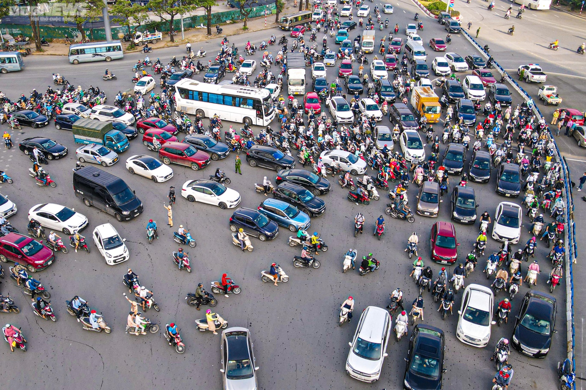 Hà Nội: Giao thông hỗn loạn ngày đầu phân làn nút giao Mễ Trì - 3